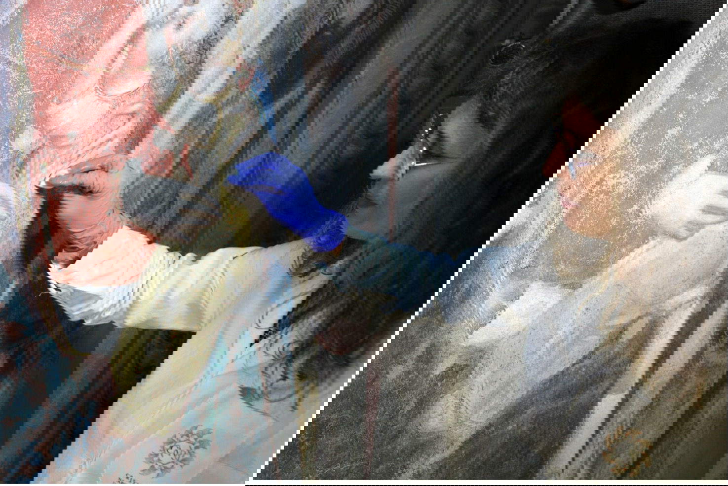 Das Fresko der Milchmadonna mit Kind zwischen den Heiligen Johannes dem Täufer und Bartholomäus während der Reinigung