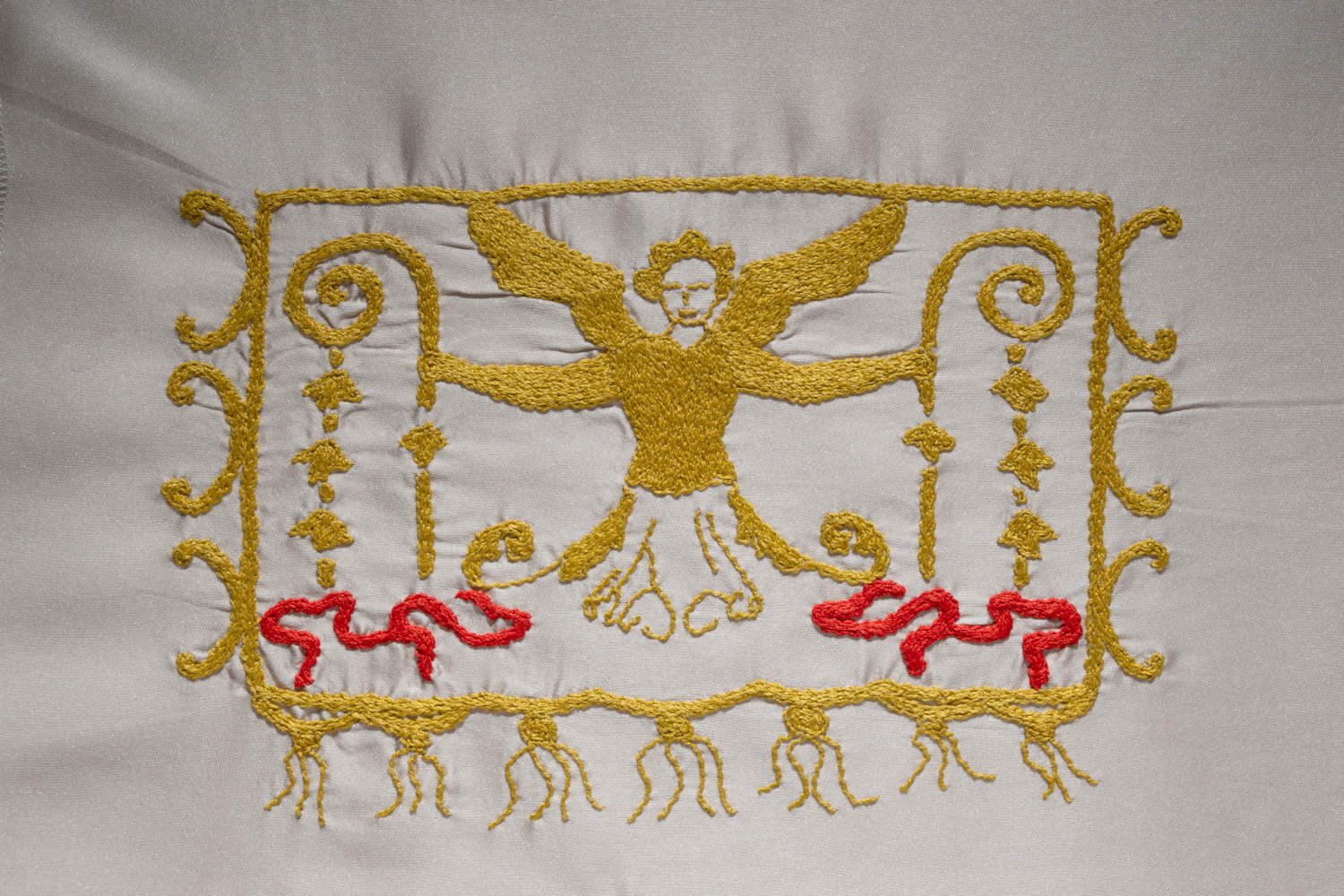 Broderie à la main avec motif de sirène (soie (tissu) ; soie (broderie) ; échantillon de tissu 20 x 20 cm ; Sartoria Storica - Fondazione Arte della Seta Lisio, Florence, 2025) Photo : Filippo Ribola/Last Reporters
