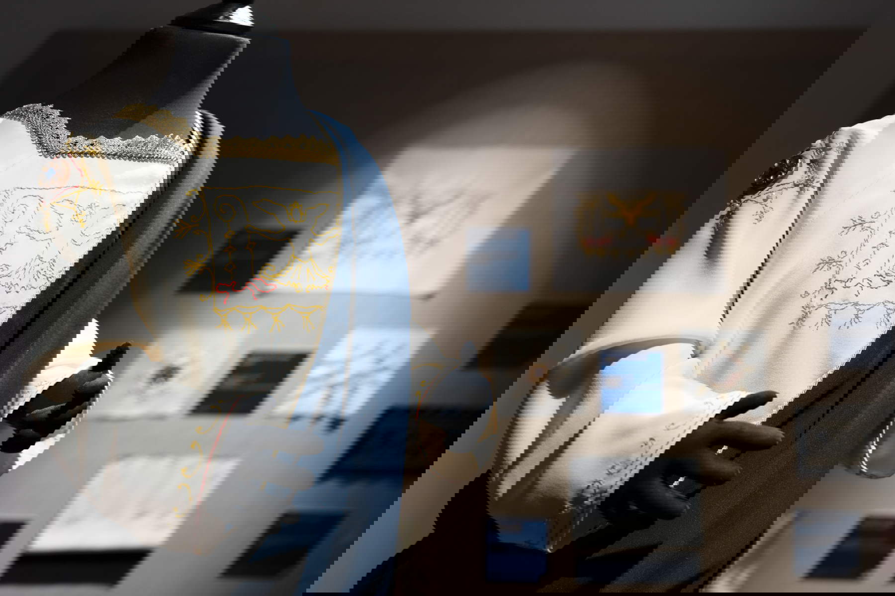 Robe du Divin Enfant : dalmatique et pallium de la Madone de la Paix de Pinturicchio (soie (dalmatique et pallium/himation) ; soie (broderie) ; verre, perles de verre et métal doré (bijoux) ; échantillon de tissu 60 x 40 cm ; Sartoria Storica - Fondazione Arte della Seta Lisio, Florence, 2025). Photo : Filippo Ribola/Last Reporters