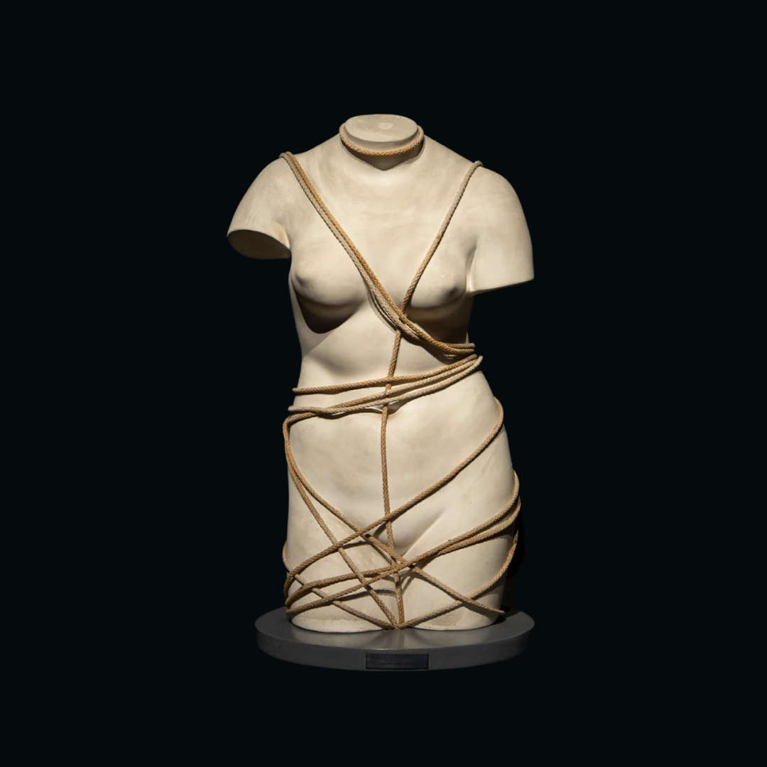 Man Ray, V&eacute;nus restaur&eacute;e (1936-1971 ; craie et corde, 74 x 43 x 40 cm)