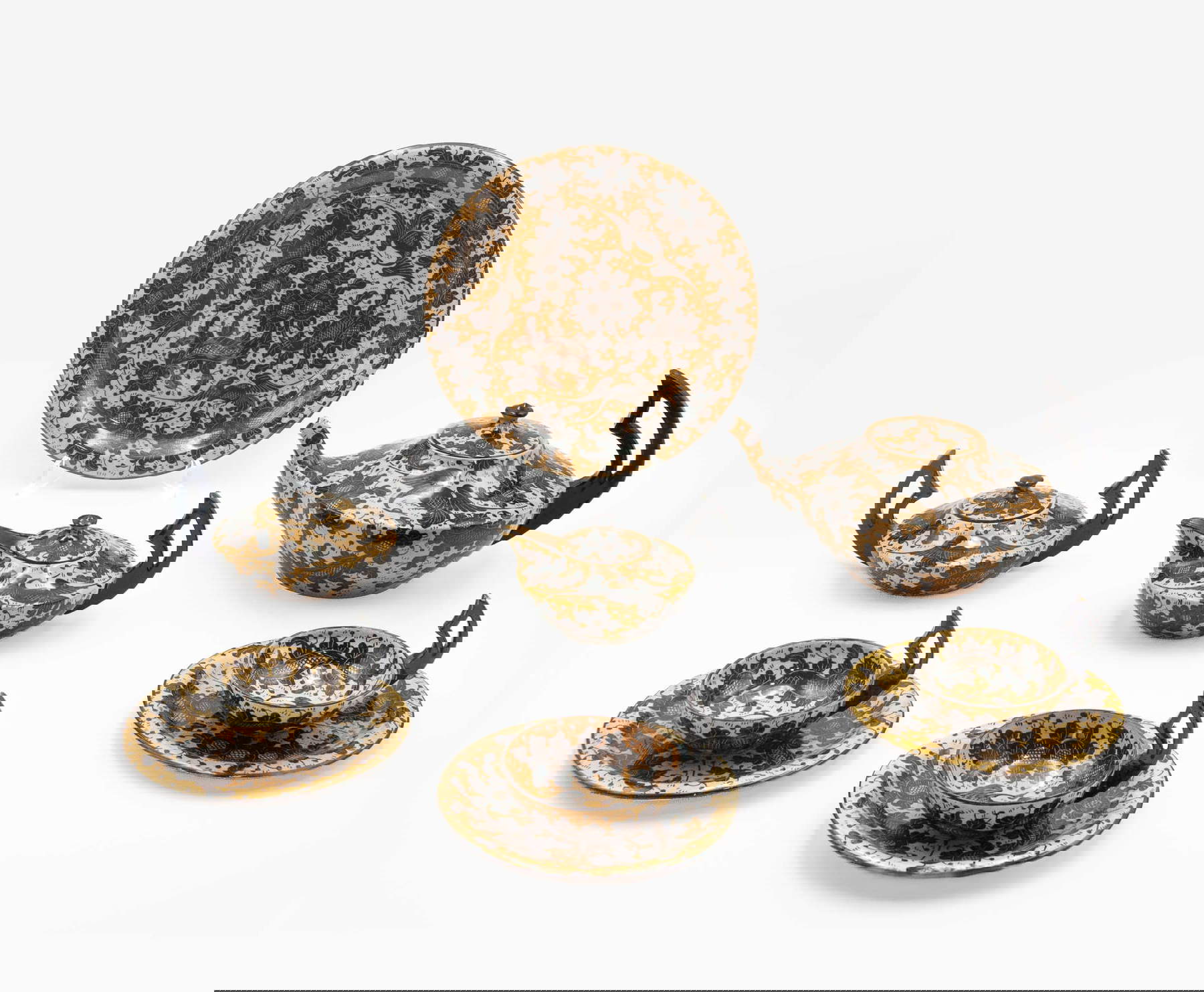 Manifattura Alba Docilia, Servizio da t&egrave; composto da 15 pezzi, decoro a foglie accartocciate o alla persiana (1925-1929; terracotta dipinta sotto cristallina; Albisola Superiore, Collezione Barbara Checcucci). Foto: Claudio Pagnacco.