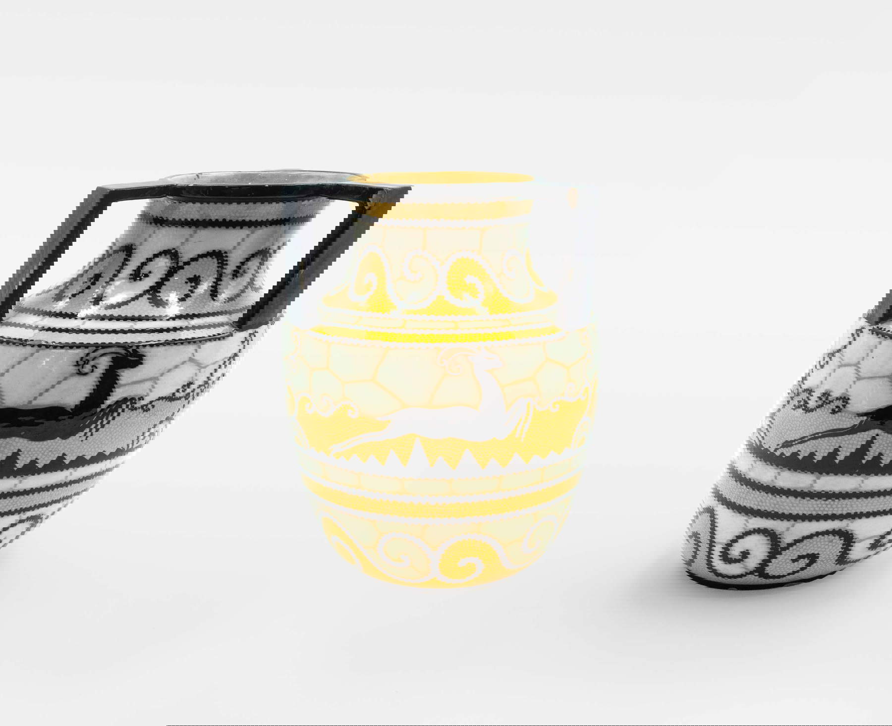 Manifattura Ilsa, Vaso con manici retti, decoro ad animali su mosaico (fine anni Venti del XX secolo; terracotta dipinta sotto cristallina; Albisola Superiore, Collezione Barbara Checcucci). Foto: Claudio Pagnacco.