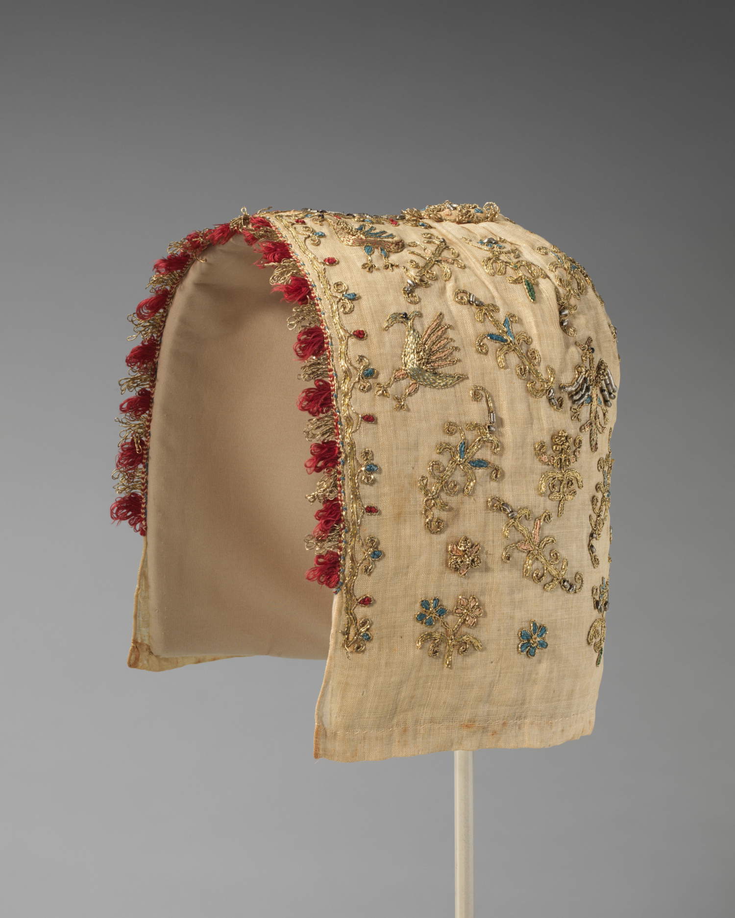 Fabrication vénitienne, bonnet de femme (1500-1525 ; textile de lin et de soie brodé, fil métallique, perles de verre, 22,9 x 19,7 cm ; New York, The Metropolitan Museum of Art, Decorative Arts, Inv. no. 16.154.14) Crédit : The Metropolitan Museum of Art, New York