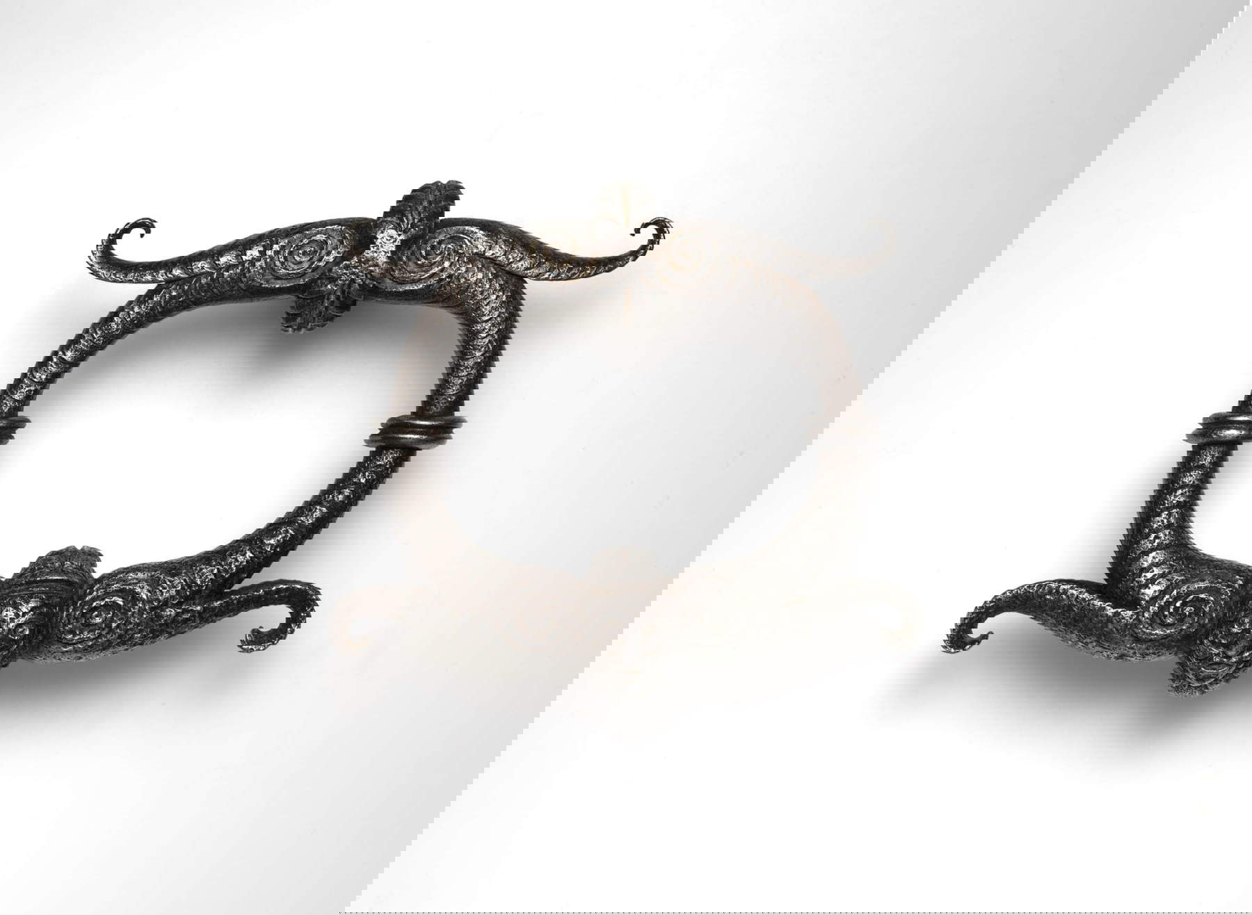 Maniglia da porta (Germania meridionale, prima met&agrave; secolo XVII; Ferro forgiato, scolpito e inciso, 10 x 9,5 x 2,5 cm)