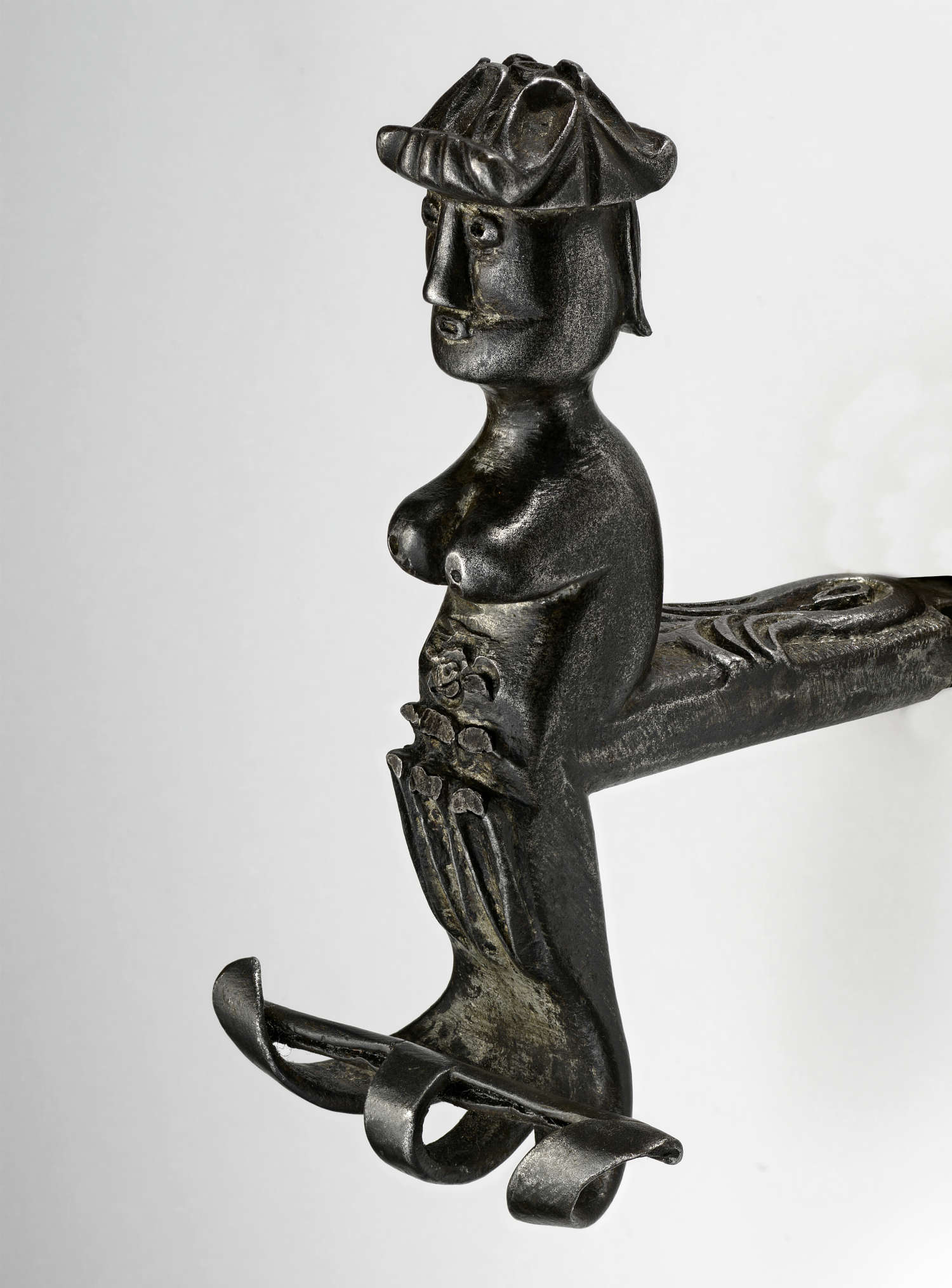 Maniglia da porta (Germania meridionale, prima met&agrave; secolo XVII; Ferro forgiato, scolpito e inciso, 12 x 6,5 x 7 cm)