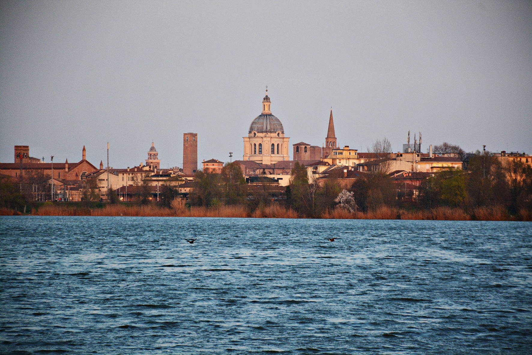Mantova vista dal lago superiore