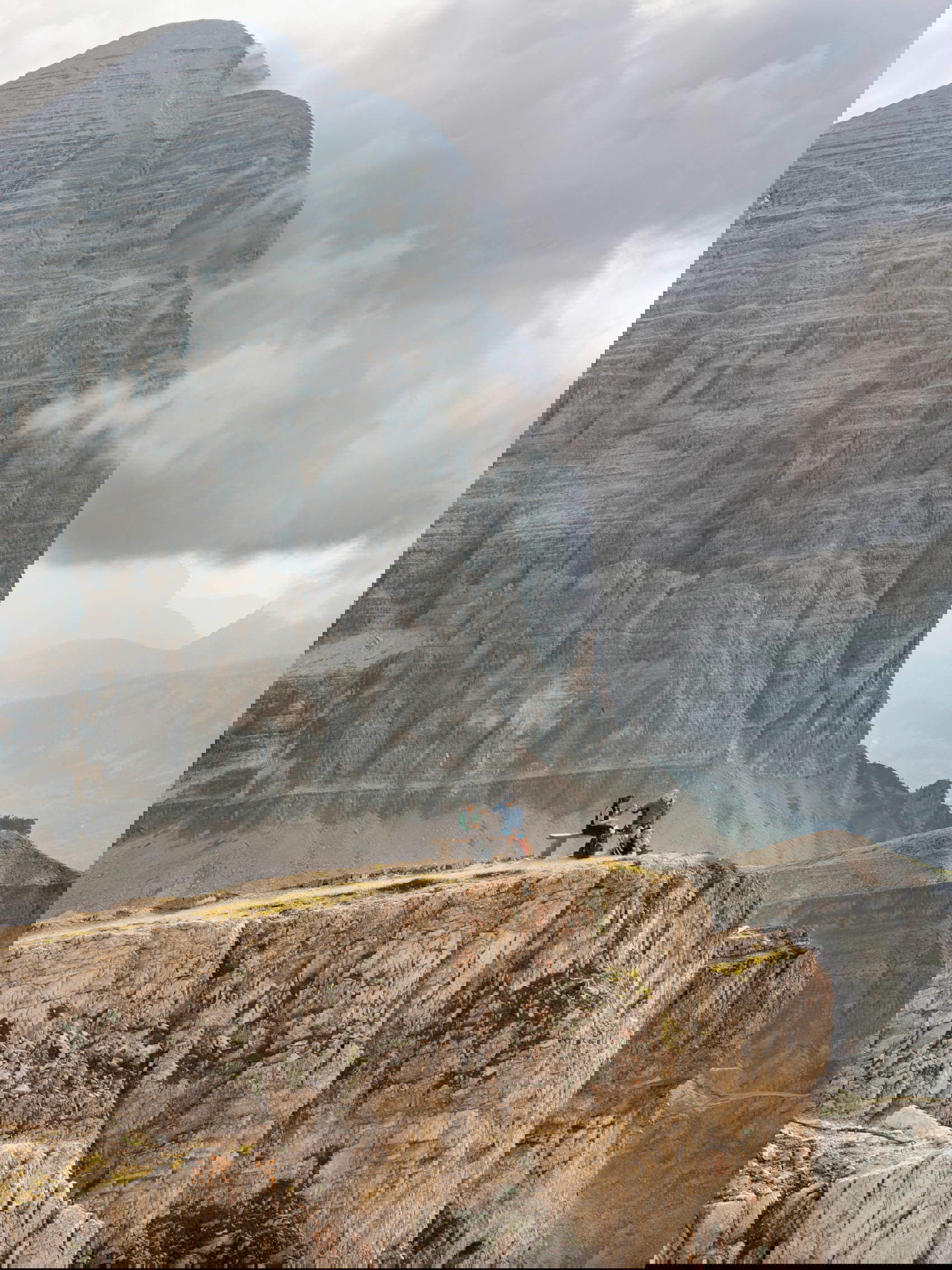 Manuel Cicchetti, Ristoro durante&nbsp;l&rsquo;ascesa al Piccolo&nbsp;Lagazuoi; alle spalle, la&nbsp;Tofana di Rozes (70 x 93 cm) &copy; Manuel Cicchetti