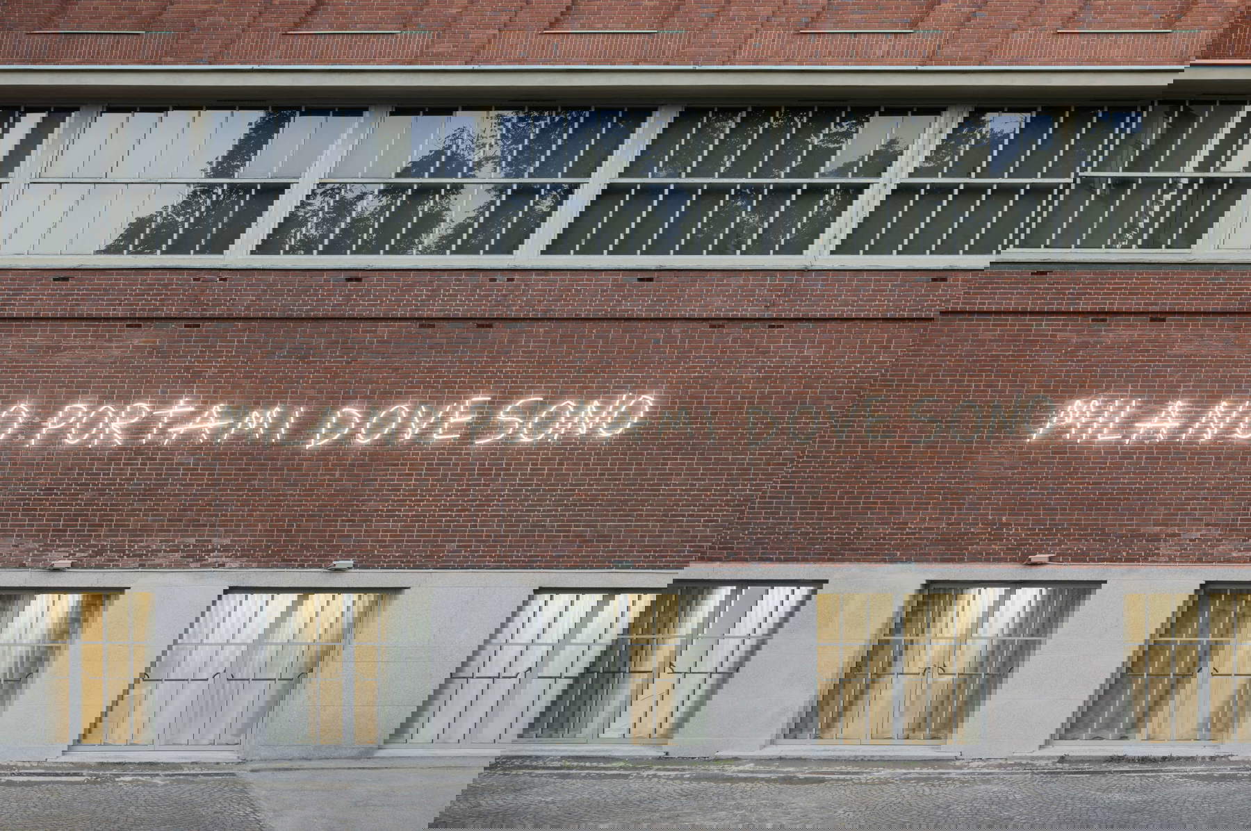 Marcello Maloberti, MILANO PORTAMI DOVE SONO (2025 ; installation néon in situ). Photo : Andrea Rossetti. Avec l'autorisation de l'artiste et de la Triennale Milano. Marcello Maloberti, MILANO PORTAMI DOVE SONO (2025 ; installation néon in situ). Photo : Andrea Rossetti. Avec l'autorisation de l'artiste et de la Triennale Milano.