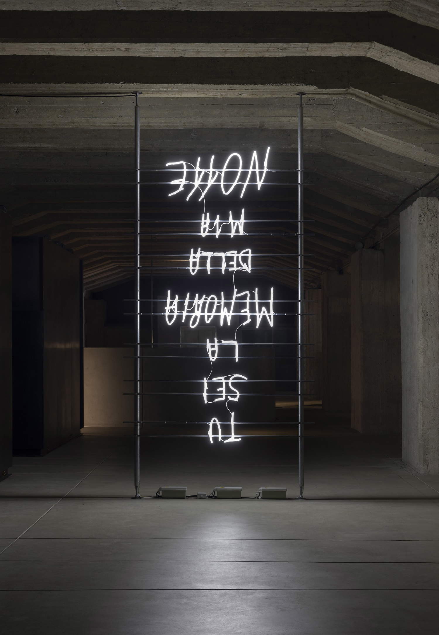 Marcello Maloberti, YOU ARE THE MEMORY OF MY NIGHT, 2025, Mémorial de la Shoah à Milan. Vue de l'installation : avec l'aimable autorisation de l'artiste, du Mémorial de la Shoah de Milan et de la Galleria Raffaella Cortese, Milan - Albisola. Photo d'Andrea Rossetti