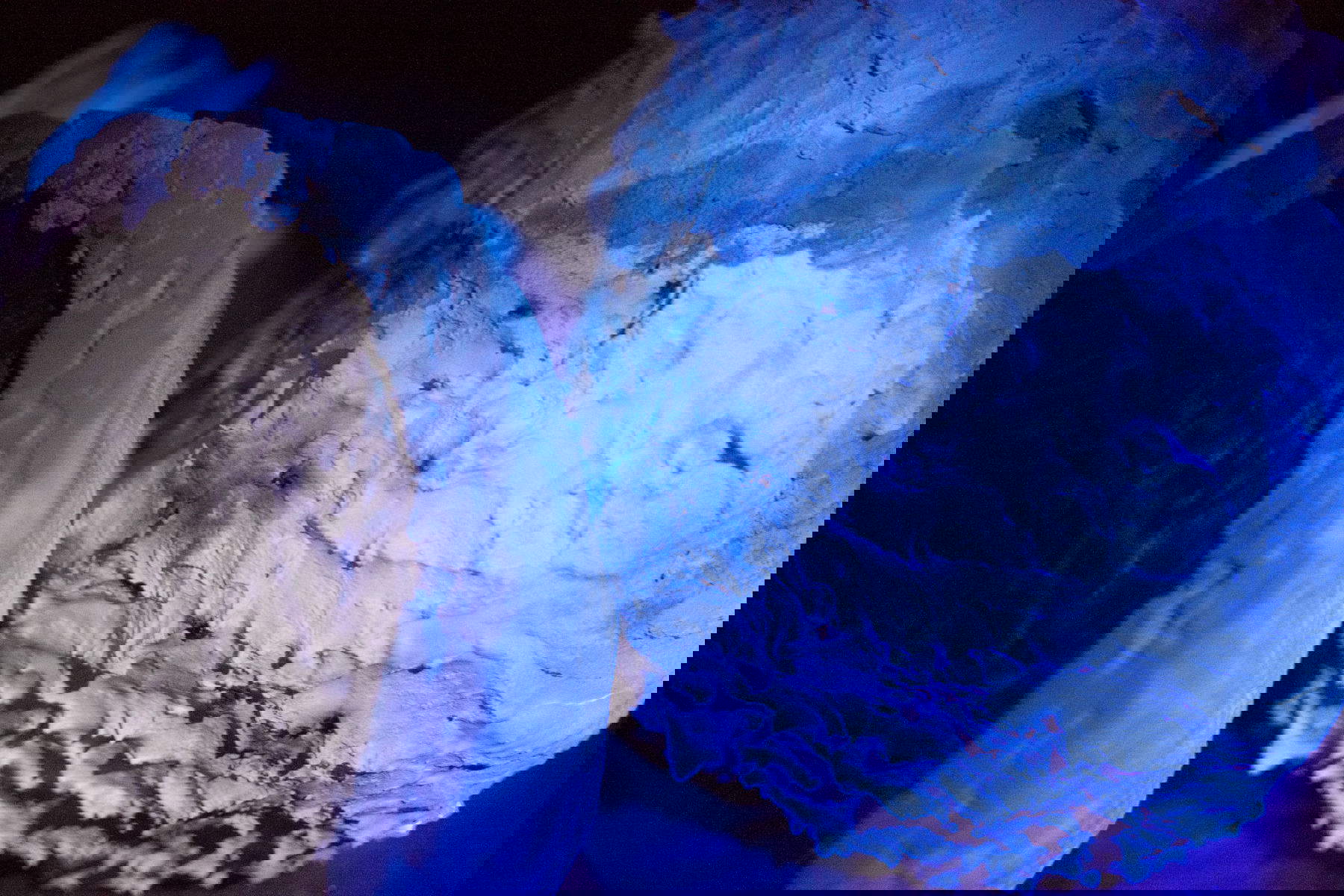 Marco Tagliafico, Corpi Celesti (Observatorium) (2025; emulsione fotosensibile e gesso, proiettori video, vetro dipinto ad acrilico, struttura in legno, dimensioni variabili) Su concessione di APICKGALLERY. Foto: Chiara  Ferrando