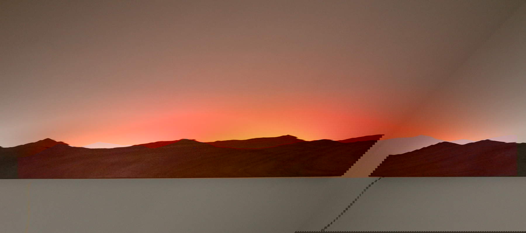 Mario Air&ograve;, Aurora (2003; Neon, Holz, 30 x 263 x 13 cm). Foto von Roberto Galasso. Mit freundlicher Genehmigung der Fondazione MAXXI Museo Nazionale delle Arti del XXI secolo; Ausstellung Gino Marotta. Universo Naturale - Artificiale (in Nuvola), kuratiert von Andrea Viliani in Zusammenarbeit mit dem Archivio Gino Marotta