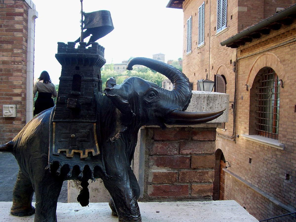 Mario Berrettini, la Fontanina della Contrada della Torre (1984) in Via di Salicotto e piazzetta Artemio Franchi. Foto: Wikimedia Commons &ndash; MarkusMark