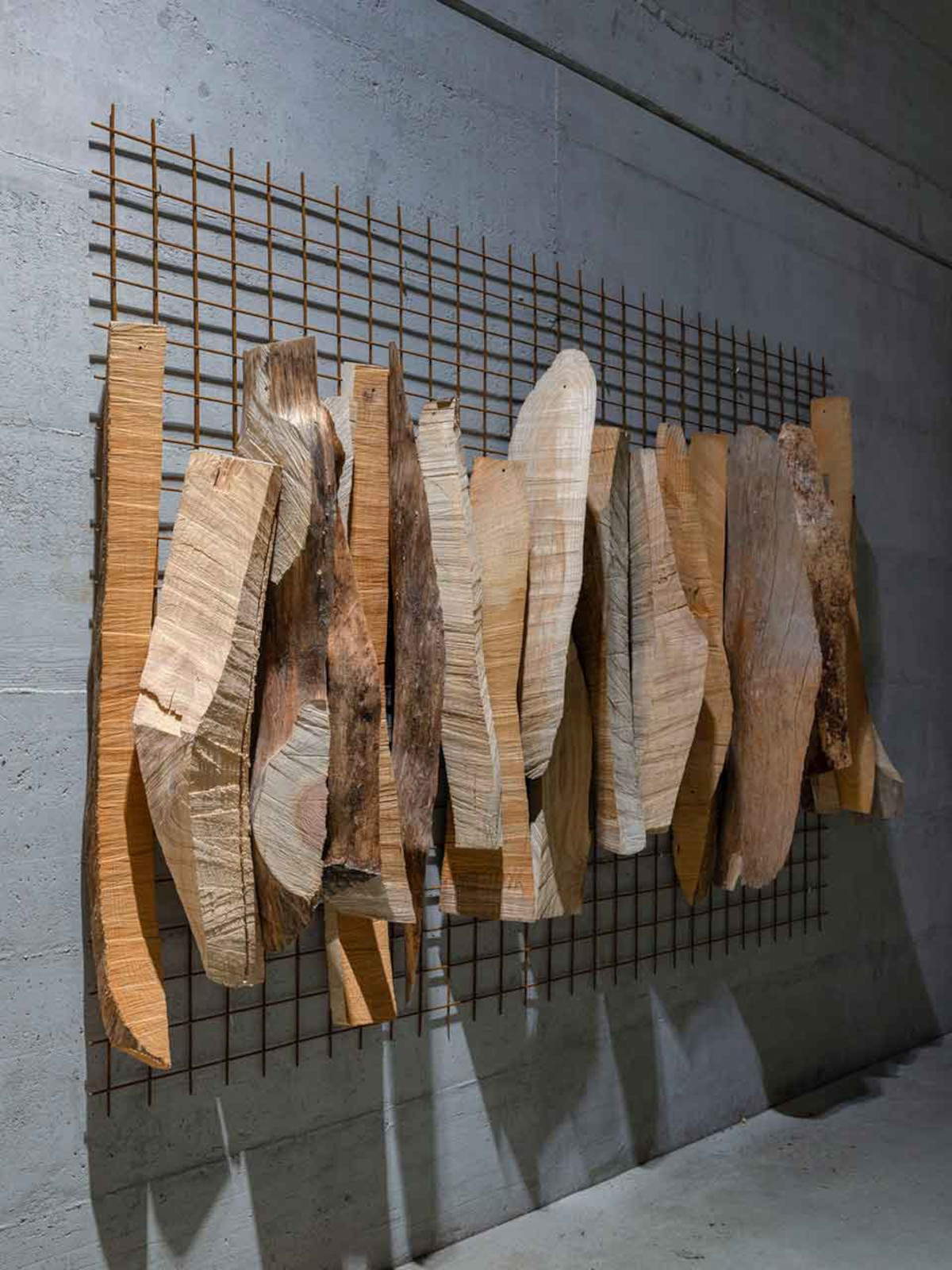 Mario Ceroli, Guardami (2024; serie di tre opere, in legno e rete di ferro elettrosaldata, 200 x 300 cm)