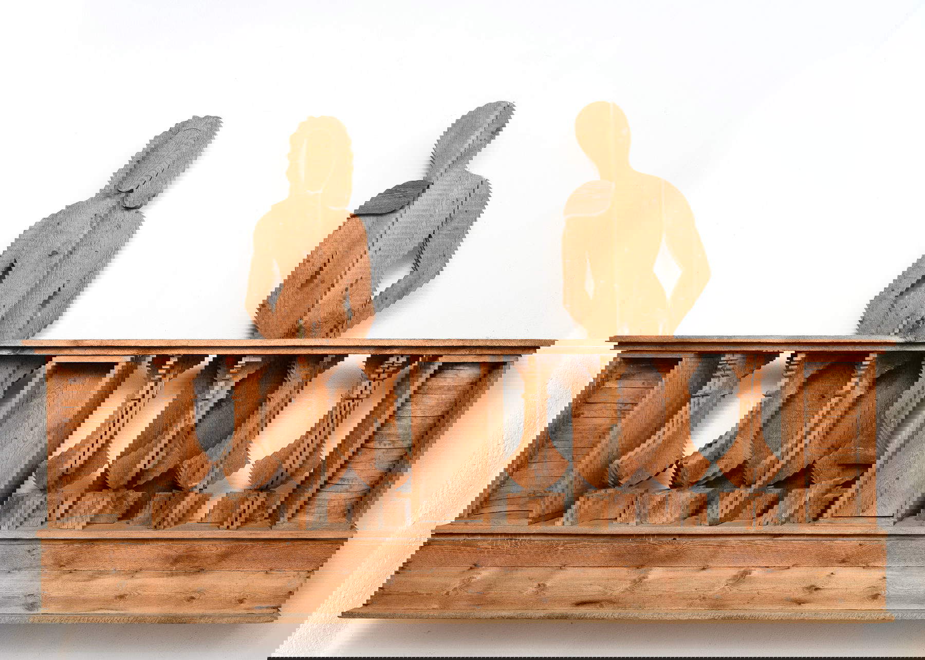 Mario Ceroli, Le balcon (1966 ; bois de pin russe ; collection Banca Ifis)