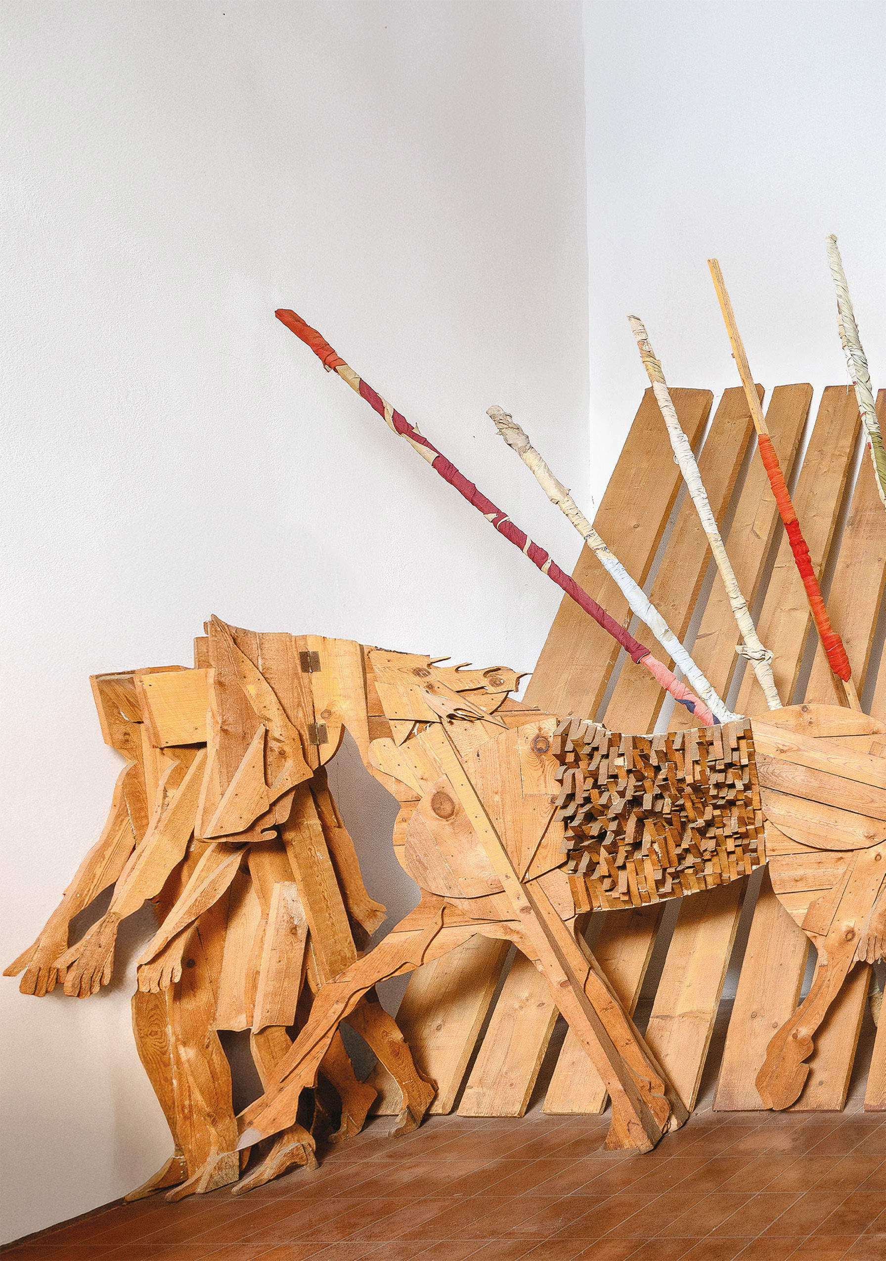 Mario Ceroli, La bataille (1978 ; bois de pin russe et chiffons pour drapeaux, noir et blanc ; collection Banca Ifis)