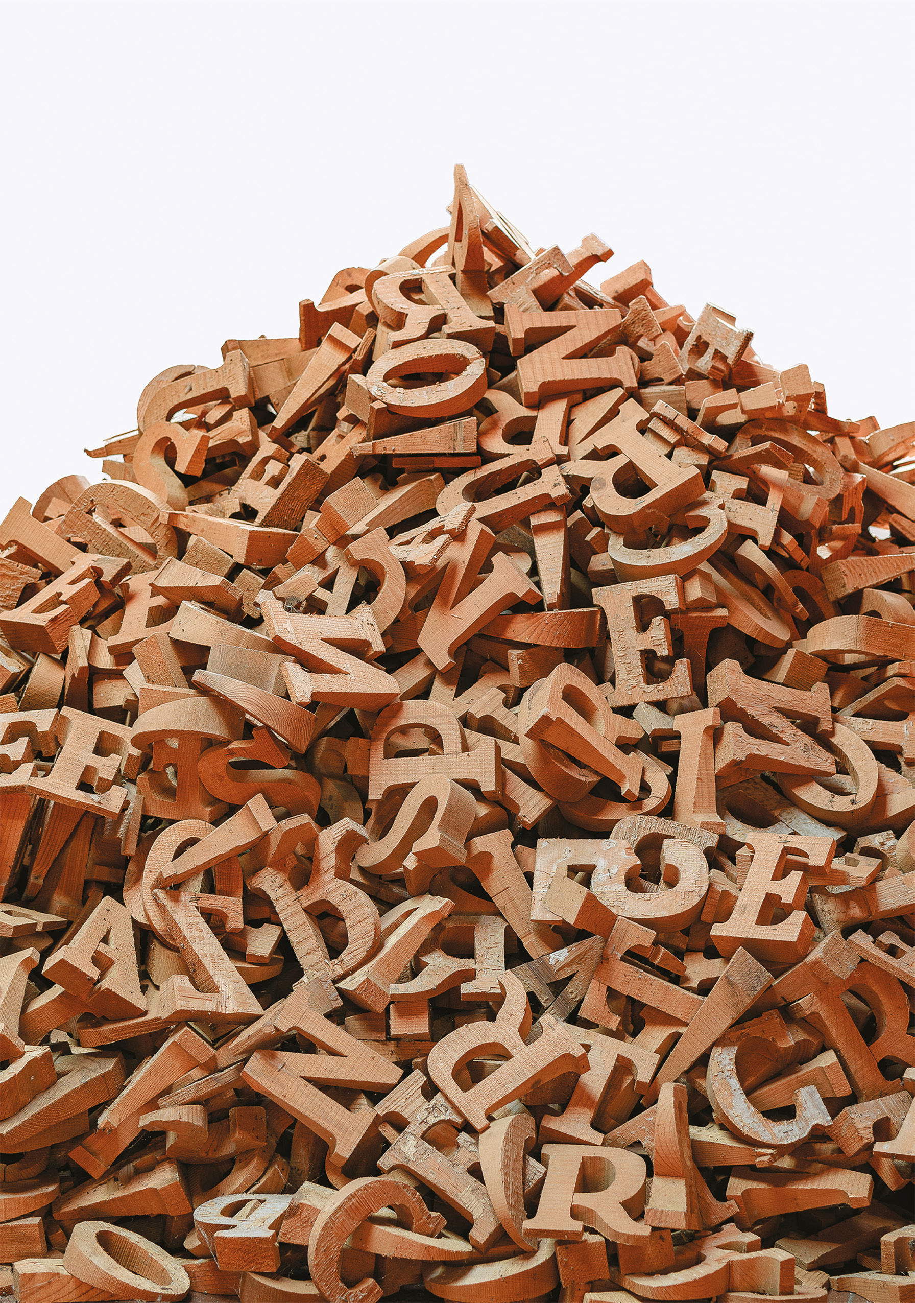 Mario Ceroli, Le chiacchiere (1989 ; bois de pin russe ; collection Banca Ifis)