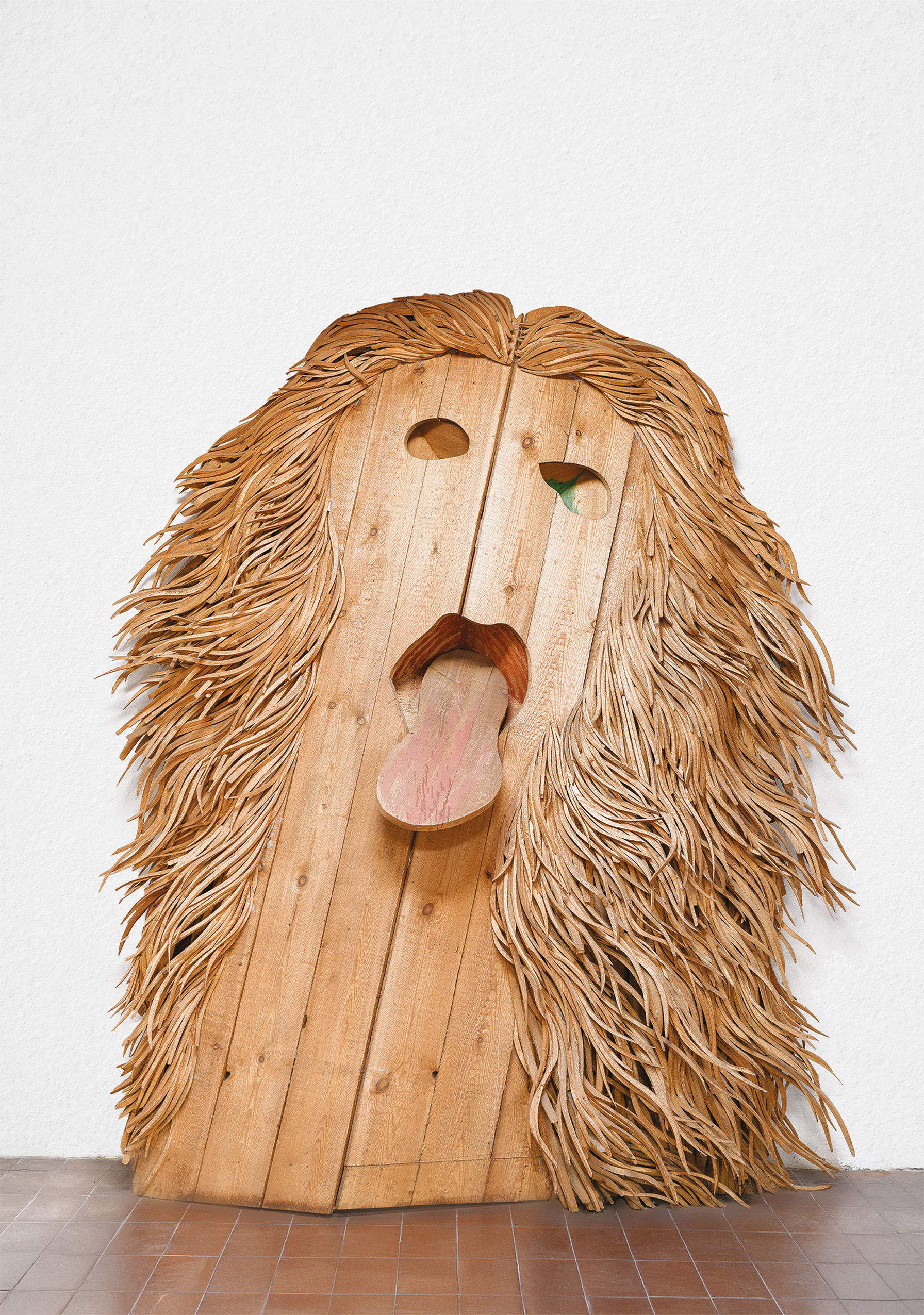 Mario Ceroli, Mangeur de feu (1990, bois de pin russe, grillage, caoutchouc vulcanisé, rouge et vert, graphite ; collection Banca Ifis)