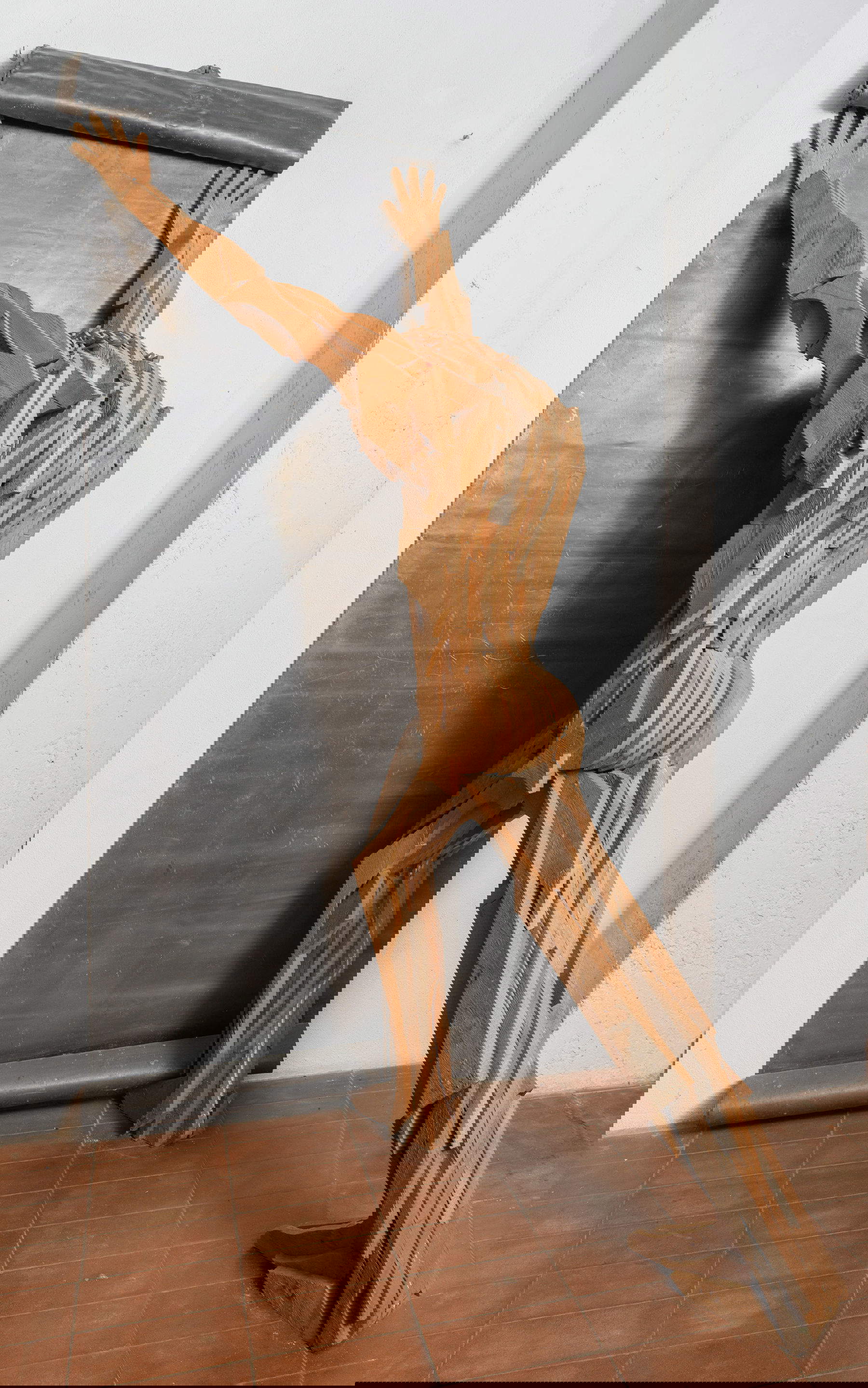 Mario Ceroli, We Europe daughter of the book 2006 ; bois de pin russe et plomb ; Banca Ifis Collection)