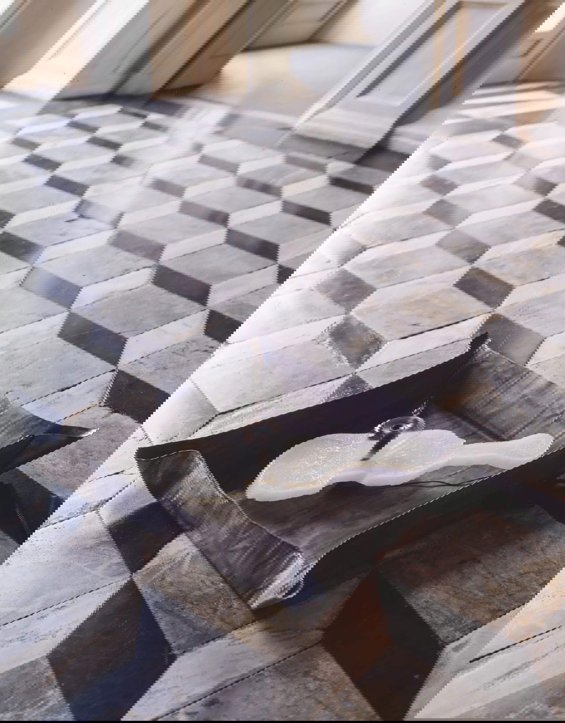 Marisa Merz, Ohne Titel (1997; Paraffin, Blei, Kupferdraht, Wasser, Motor, 9 x 84 x 88 cm; Rivoli-Turin, Castello di Rivoli Museo d'Arte Contemporanea) Leihgabe der Fondazione per l'Arte Moderna e Contemporanea CRT, 2004. Foto: Paolo Pellion