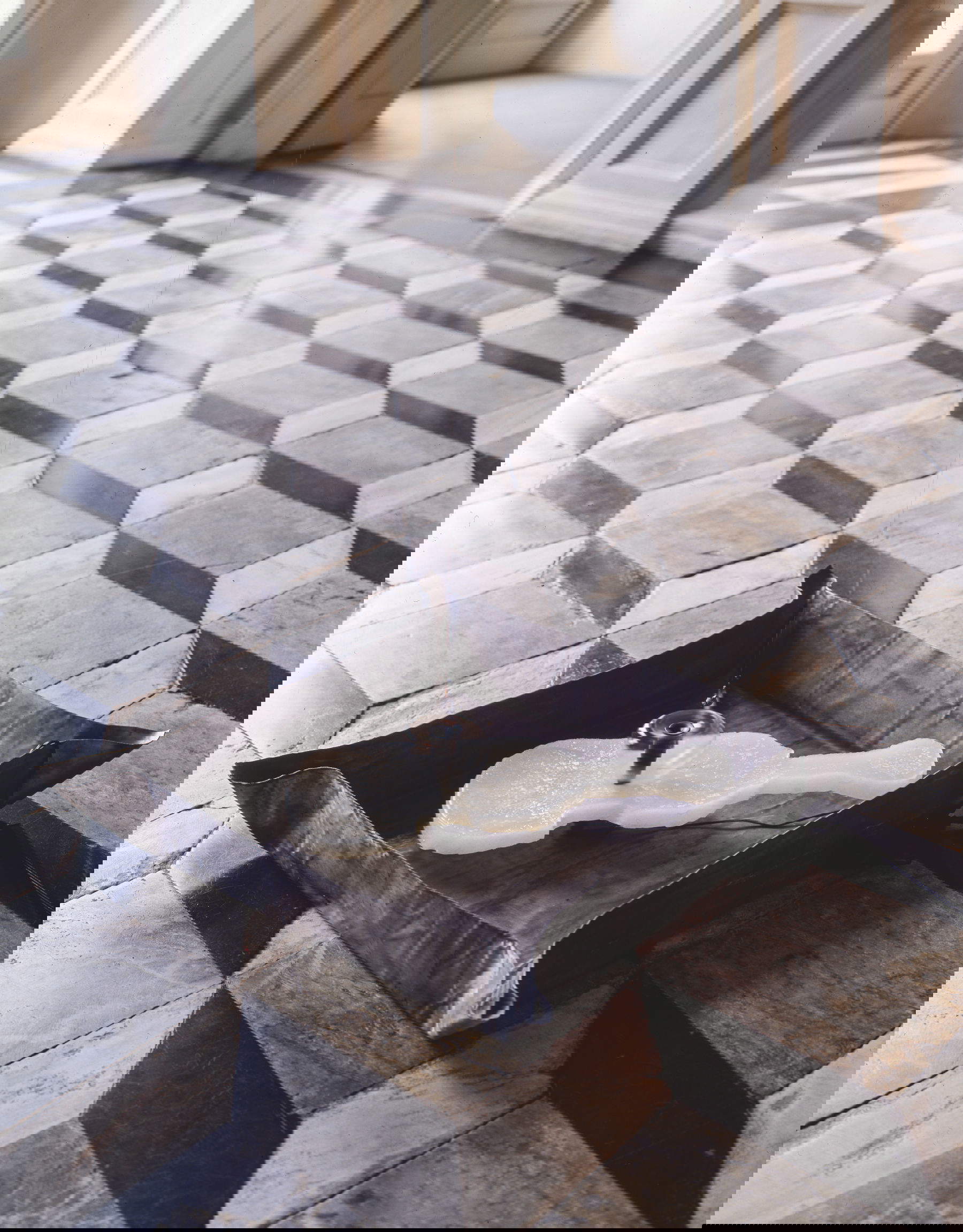 Marisa Merz, Sin título (1997; parafina, plomo, hilo de cobre, agua, motor, 9 x 84 x 88 cm; Rivoli-Turín, Castello di Rivoli Museo d'Arte Contemporanea) Prestado por la Fondazione per l'Arte Moderna e Contemporanea CRT, 2004. Foto: Paolo Pellion