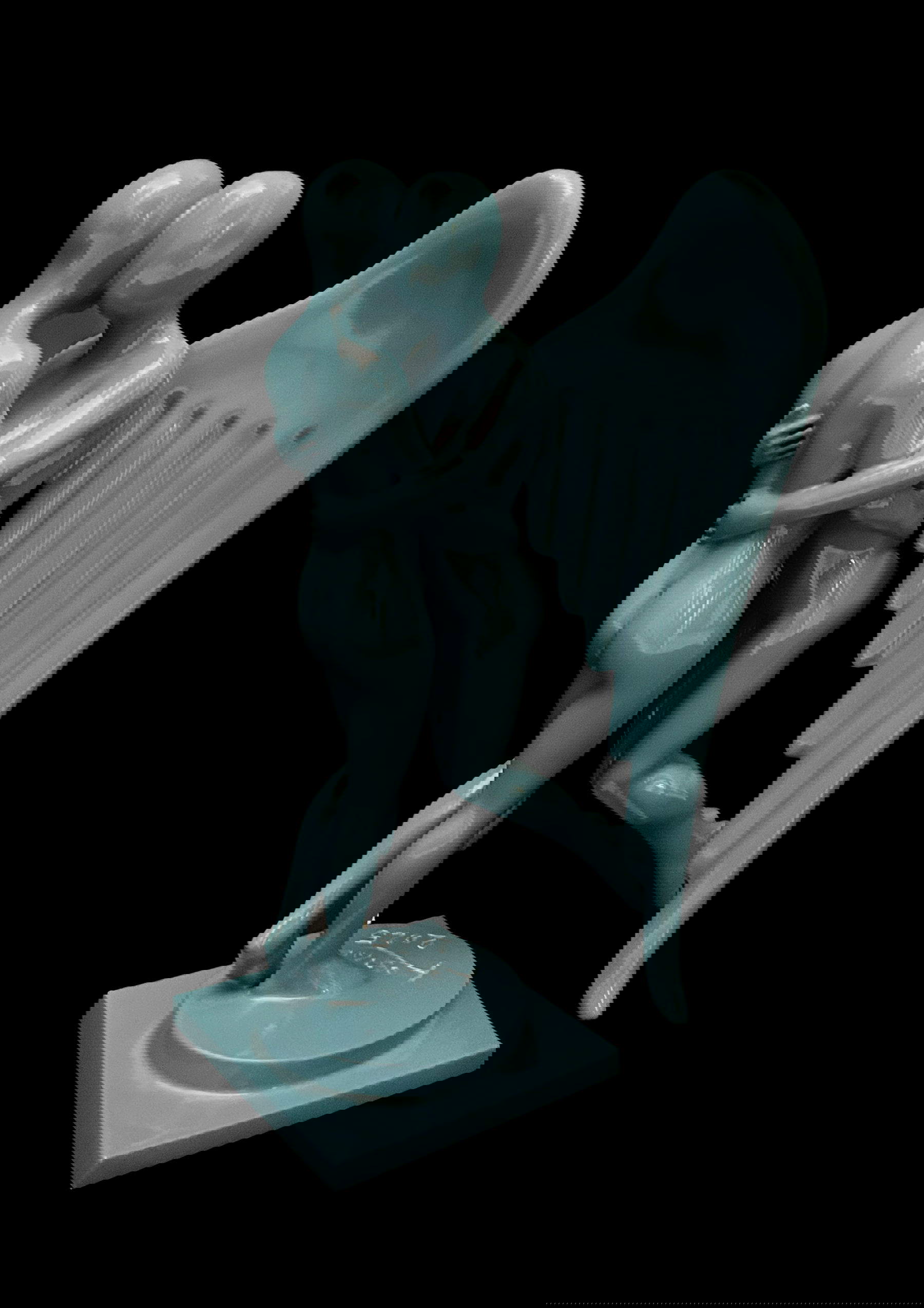 Mark Kostabi, Divine Embrace (2025; resina, 29,5 x 20 x 15 cm)