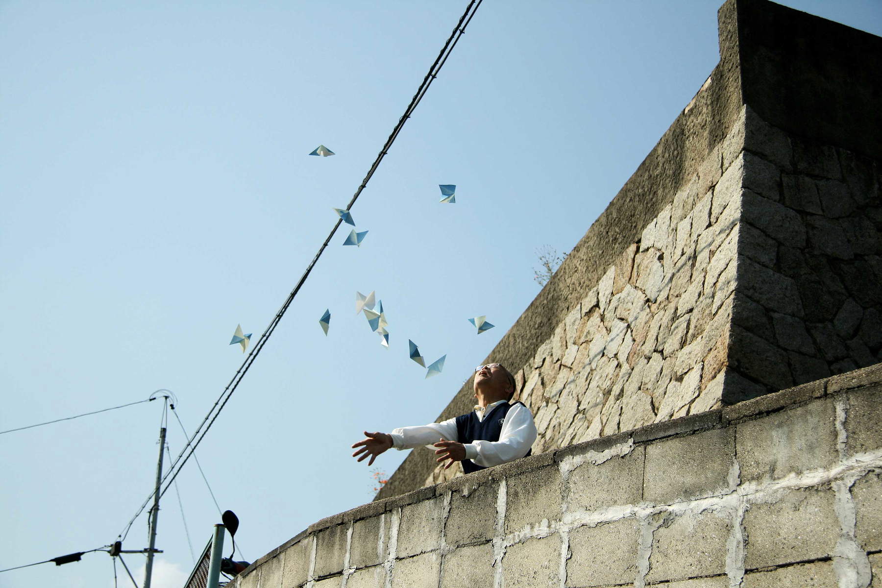 Martina della Valle, Bajo el sol de Onomichi, 2011; Impresión fotográfica sobre aluminio, 66 x 100 cm; Roma, Colección Farnesina). Cortesía de la artista &copy; Martina Della Valle.