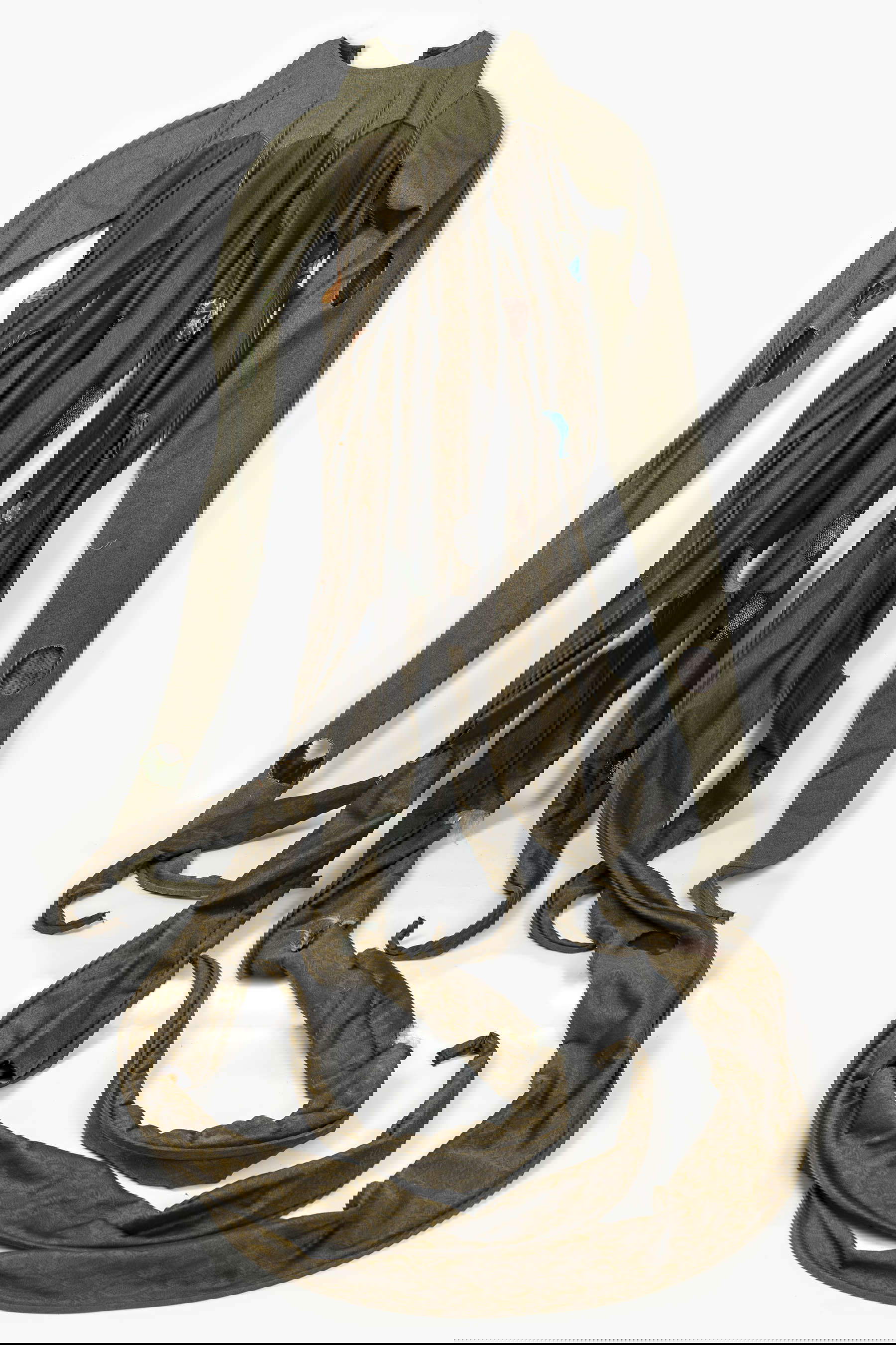 Marzia Migliora, Tuta #3, Cura per terrestri (2024; tuta da lavoro equipaggiata, materiali e tecniche varie, struttura auto portante di ferro, 203 x 70 x 380 cm). Foto di Mariano Dallago. Su concessione dell&rsquo;artista, di Associazione Acrobazie e ruber.contemporanea