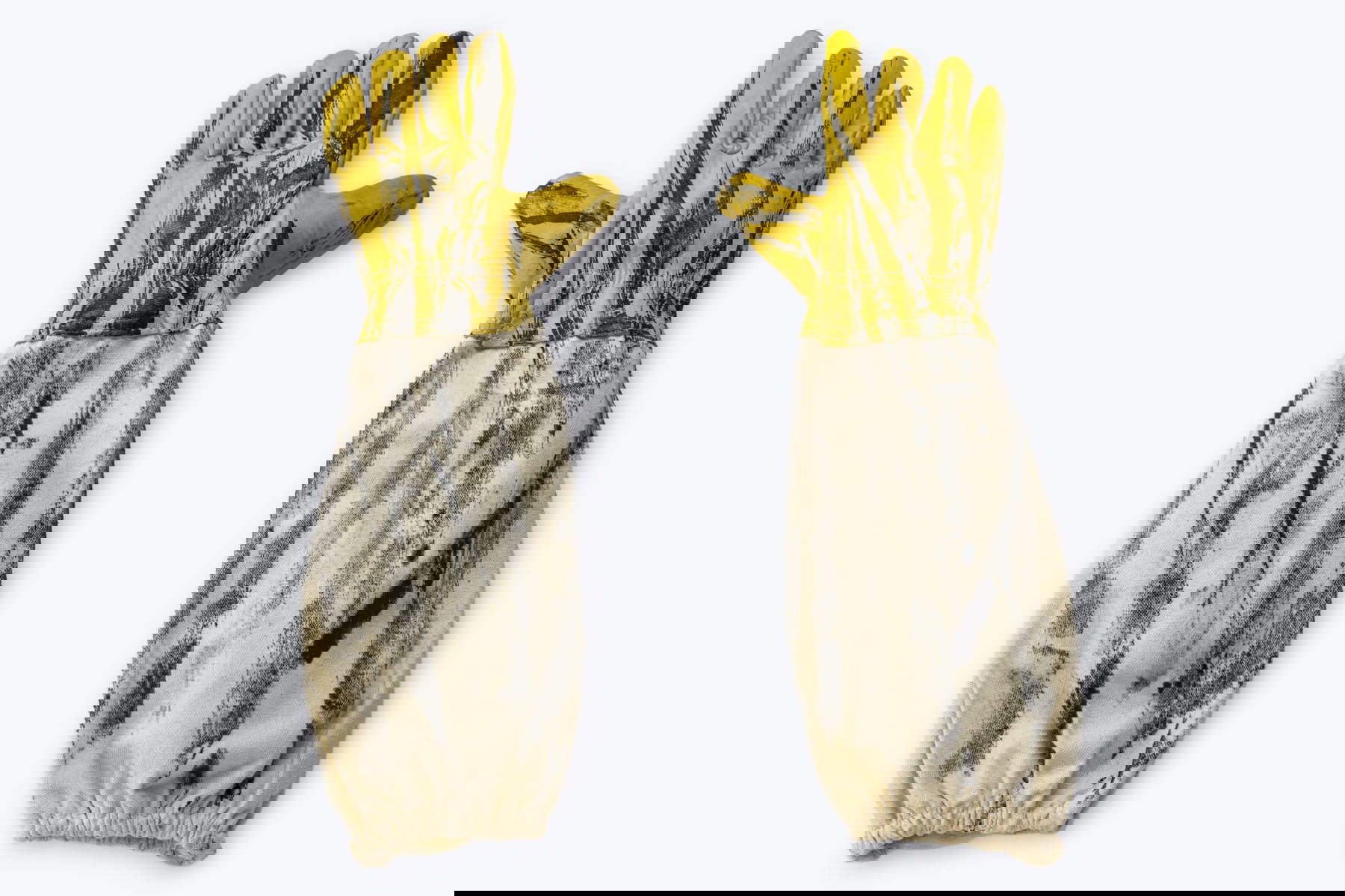 Marzia Migliora, Tuta #4, Teatro del non detto (2024; tuta da lavoro equipaggiata, materiali e tecniche varie, 5 burattini, tessuto, teste di legno scolpite, struttura auto portante di ferro, 196 x 146 x 70 cm). Foto di Mariano Dallago. Su concessione dell&rsquo;artista, di Associazione Acrobazie e ruber.contemporanea