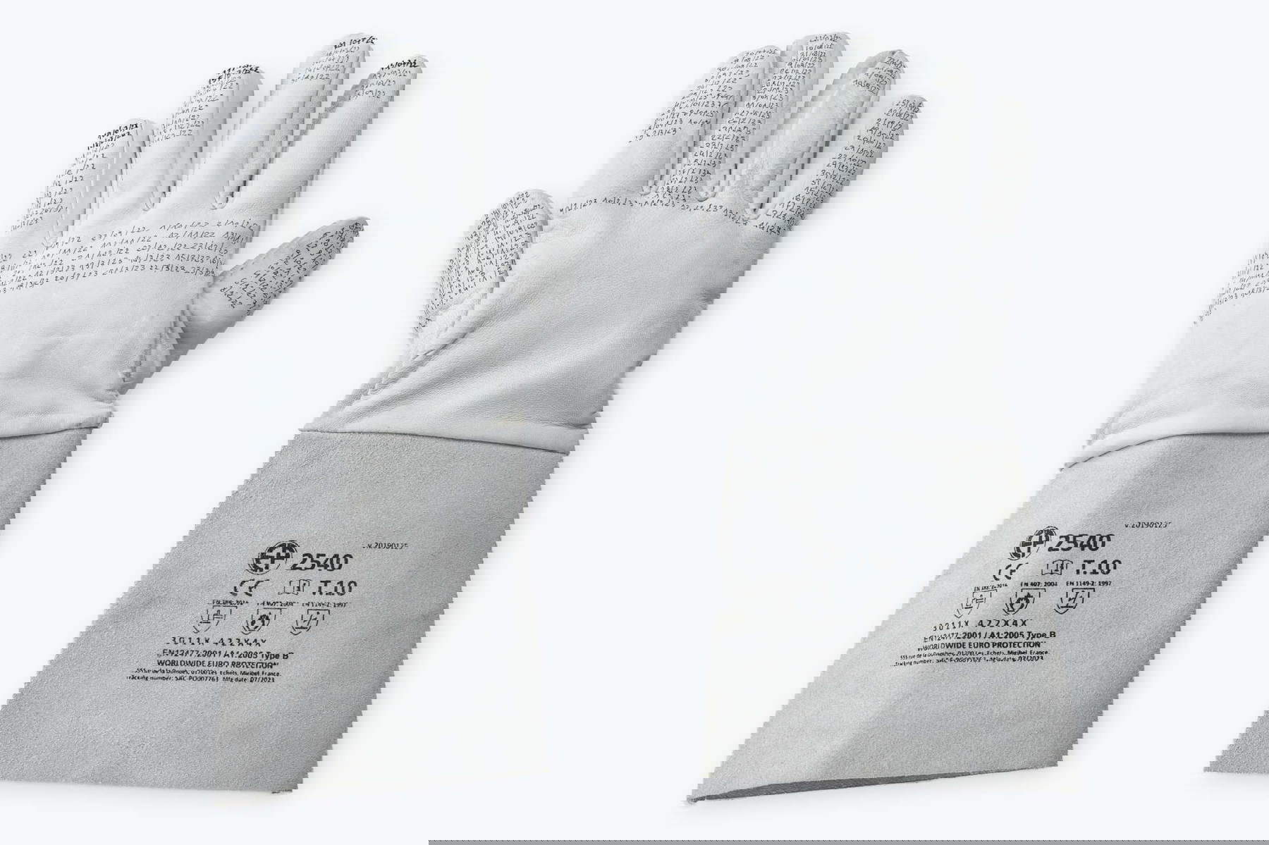 Marzia Migliora, Tuta #5, Scrittura per non sparire (2024; tuta da lavoro equipaggiata, materiali e tecniche varie, struttura auto portante di ferro, 182 x 78 x 92 cm). Foto di Mariano Dallago. Su concessione dell&rsquo;artista, di Associazione Acrobazie e ruber.contemporanea