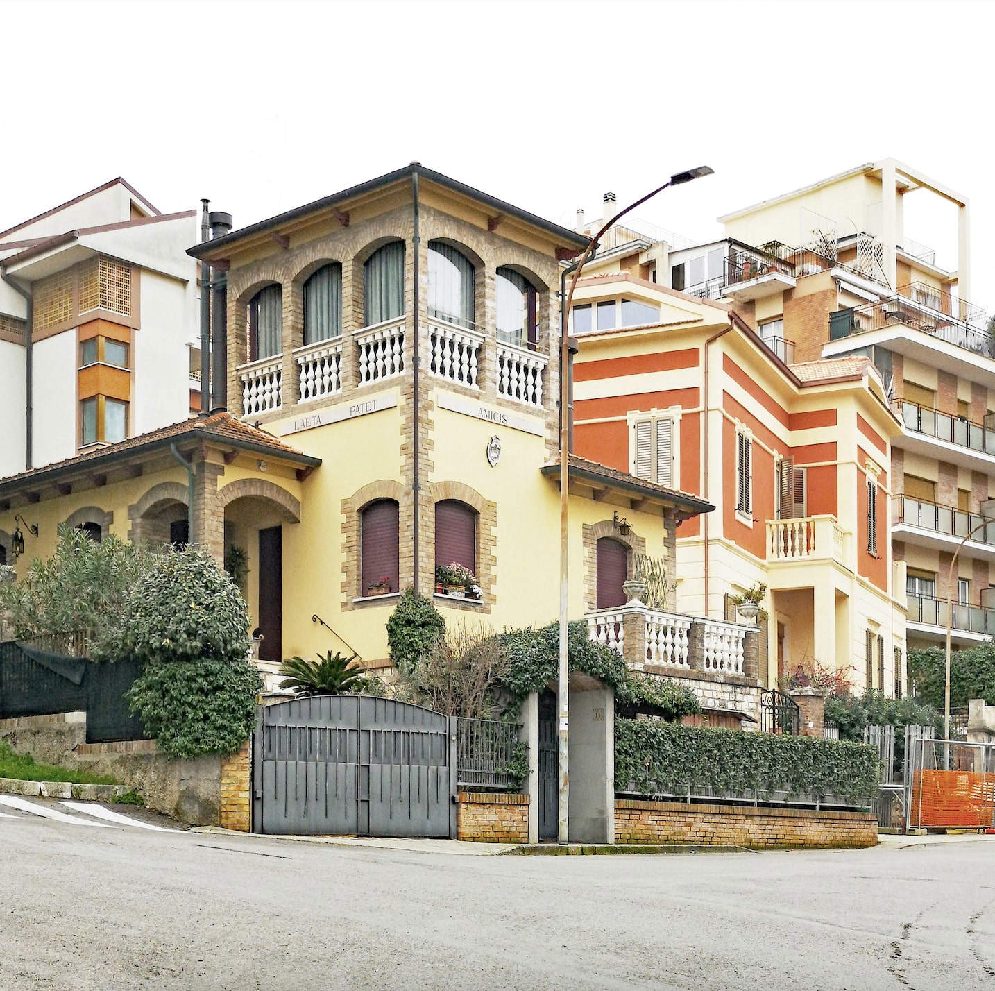 Massimo Baldini, del ciclo Casa nostra (2015-2025; fotografías en color, impresiones giclée fine art, papel Canson Edition Etching 310 grit, 42x60 cm).