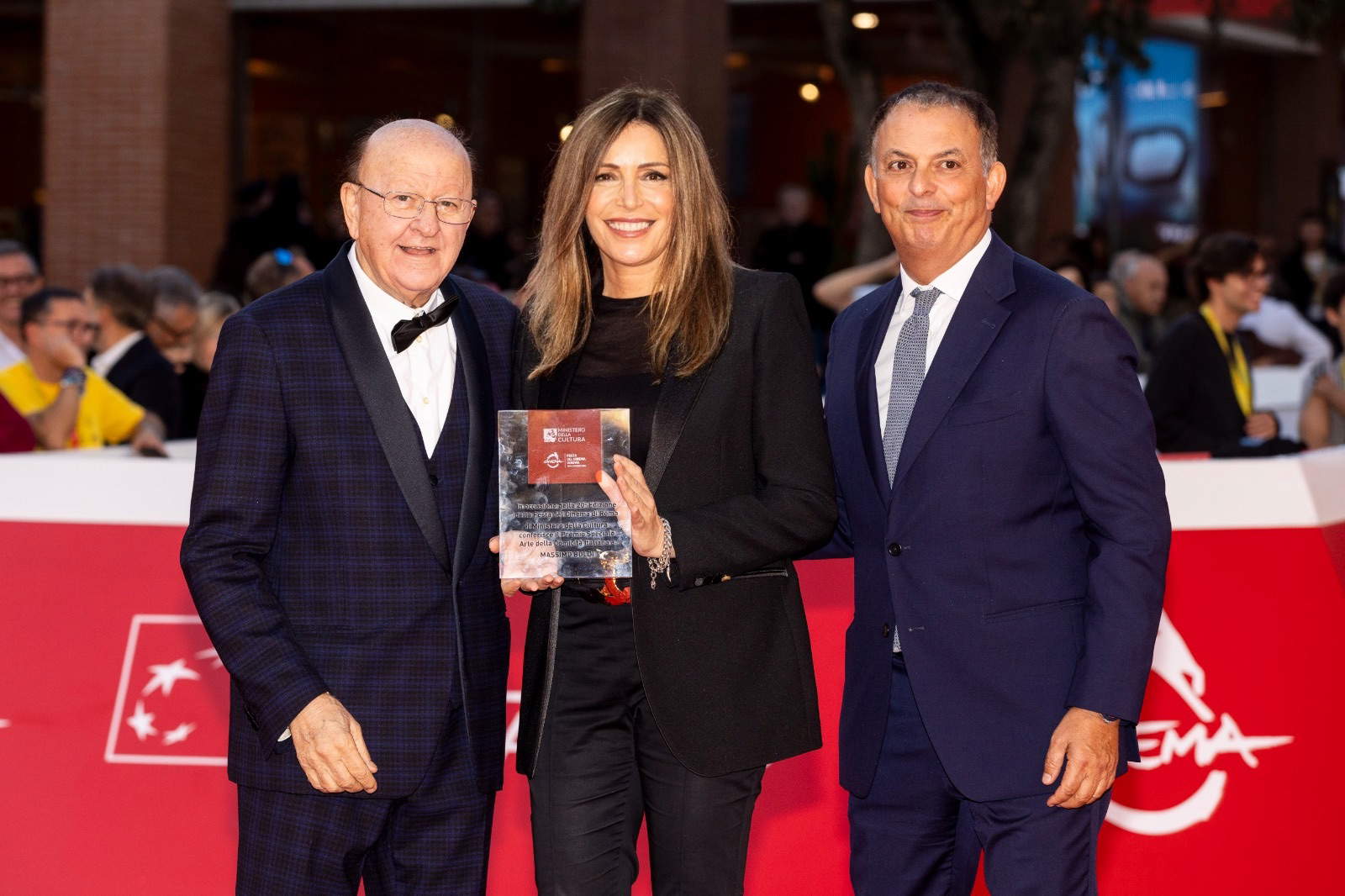 Onion crowned: Massimo Boldi receives an award from the Ministry of Culture