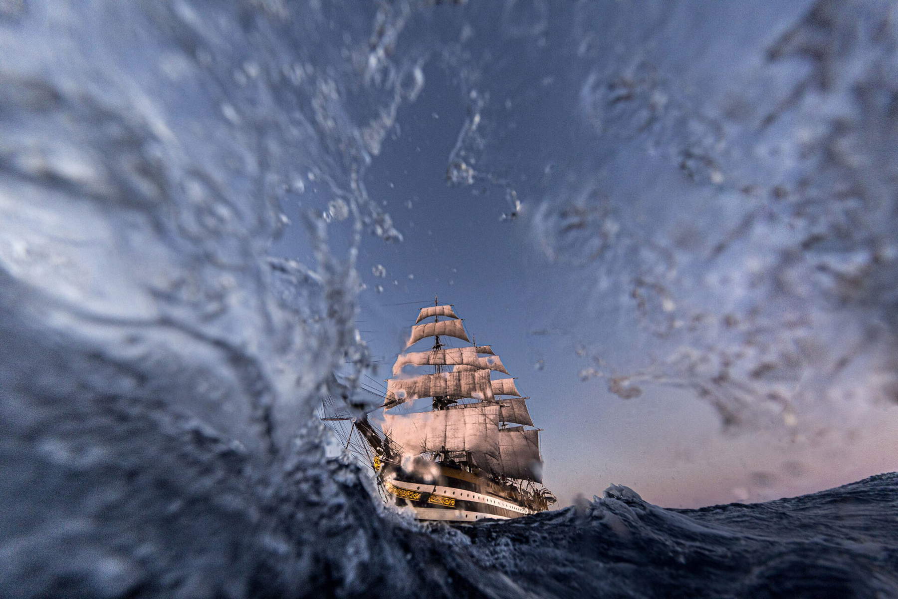 Massimo Sestini, Mar Tirreno, nave Amerigo Vespucci © Massimo Sestini