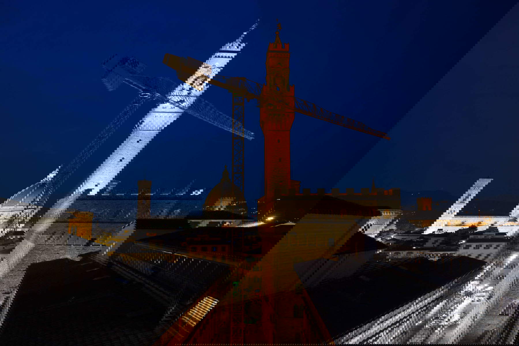 El desmantelamiento de la grúa de los Uffizi en las fotografías de Massimo Sestini