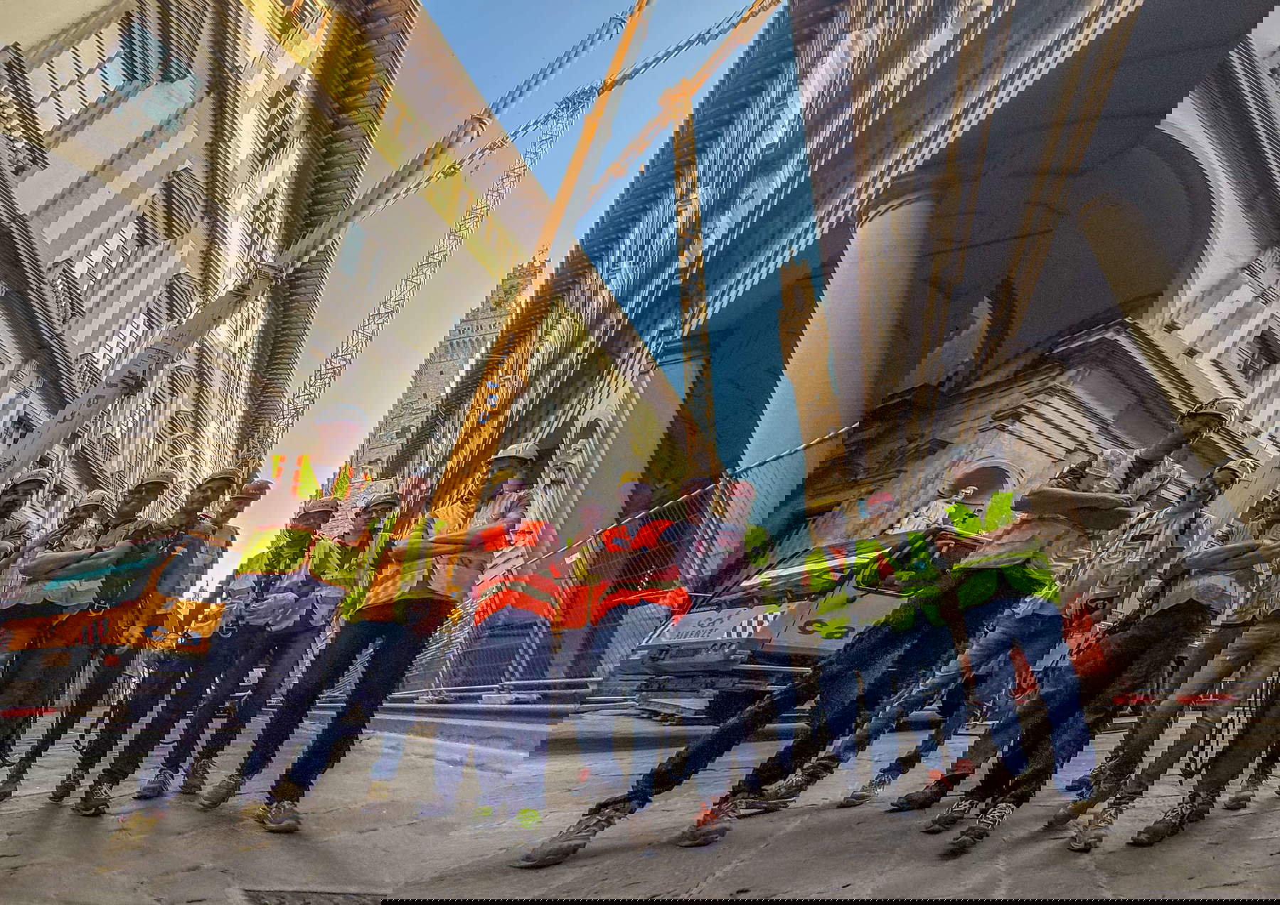 El desmantelamiento de la grúa de los Uffizi en las fotografías de Massimo Sestini