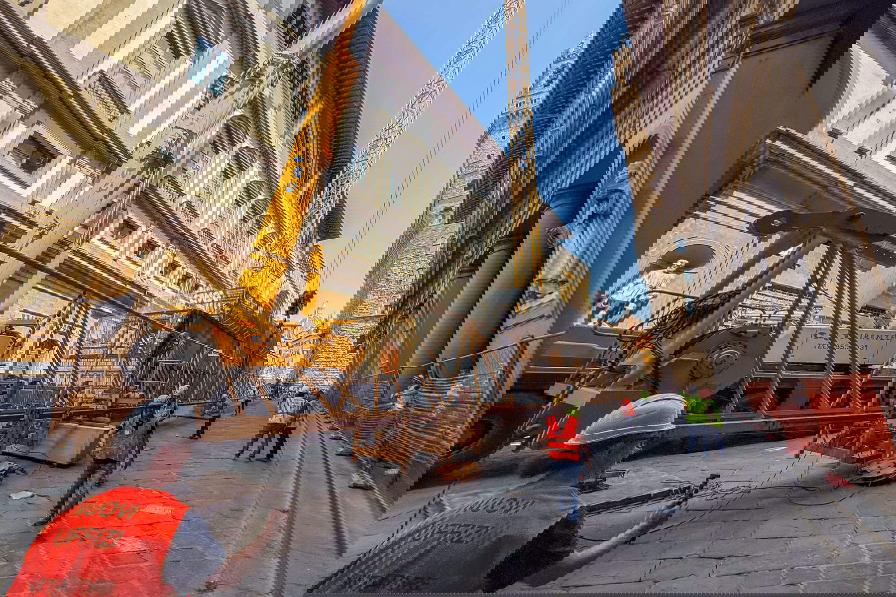 El desmantelamiento de la grúa de los Uffizi en las fotografías de Massimo Sestini