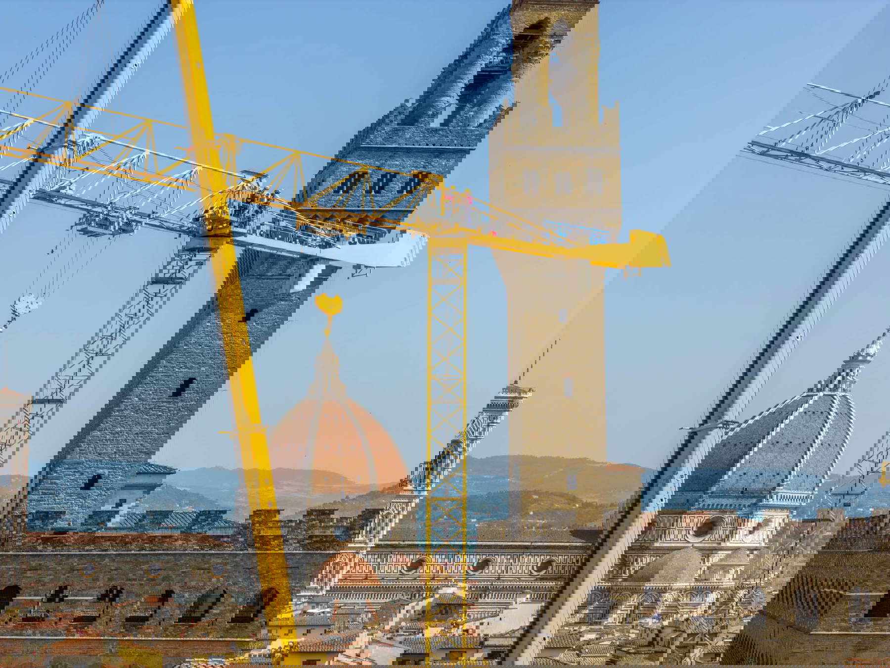 El desmantelamiento de la grúa de los Uffizi en las fotografías de Massimo Sestini