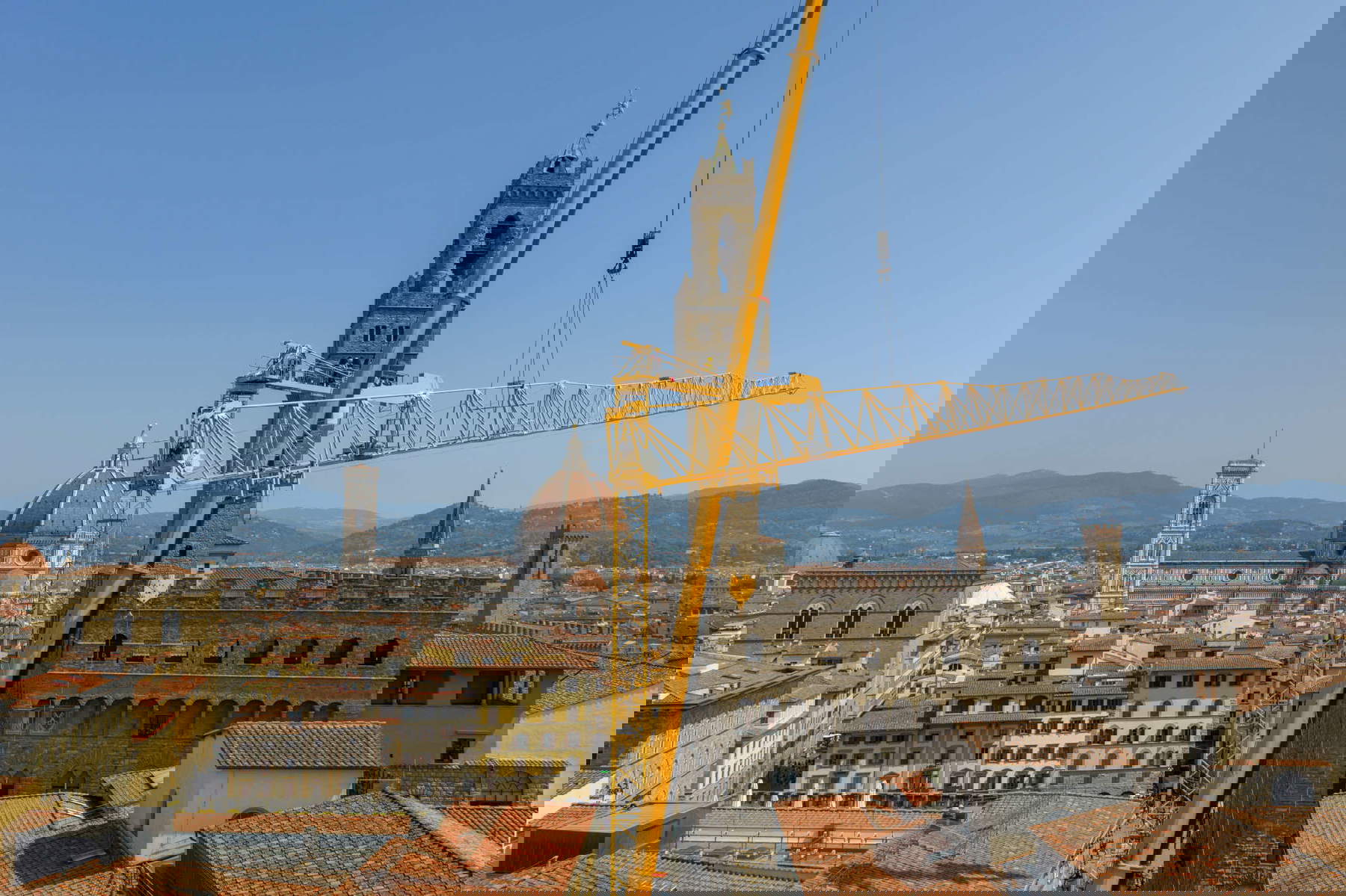 Uffizi, goodbye to the crane: dismantling begins. Photos by Massimo Sestini