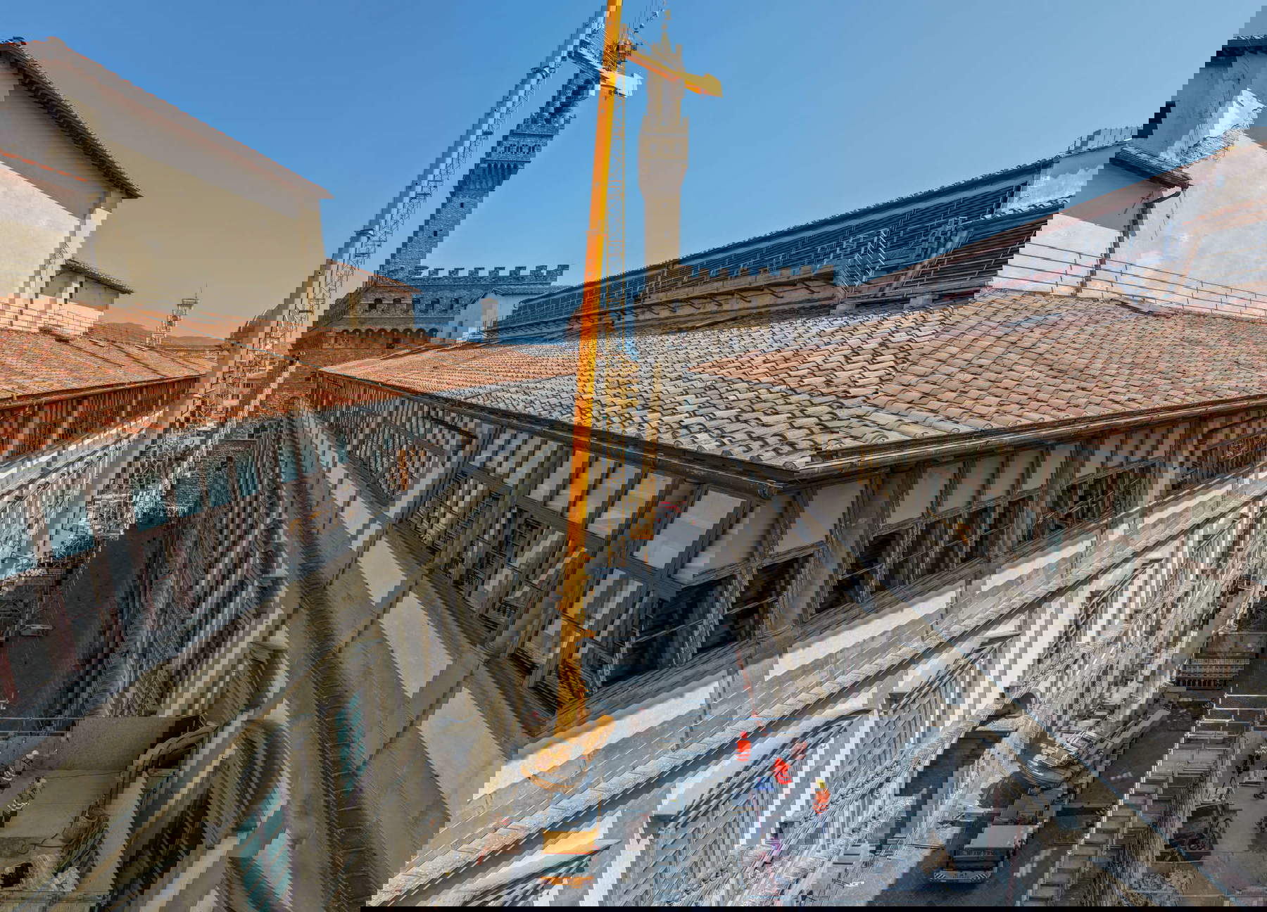 El desmantelamiento de la grúa de los Uffizi en las fotografías de Massimo Sestini