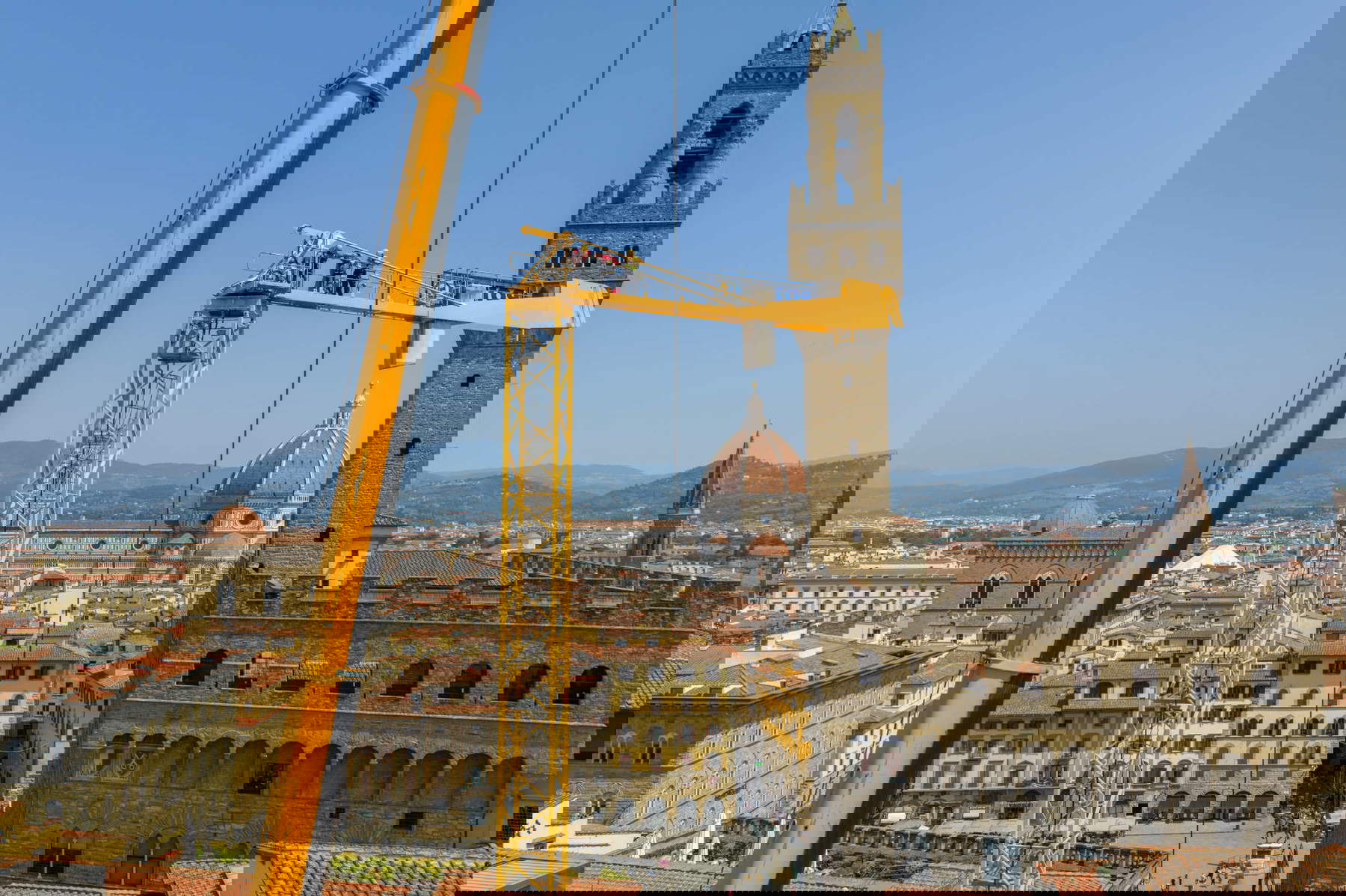 El desmantelamiento de la grúa de los Uffizi en las fotografías de Massimo Sestini