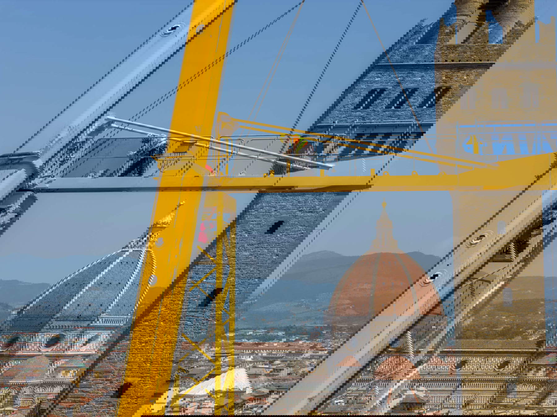 El desmantelamiento de la grúa de los Uffizi en las fotografías de Massimo Sestini