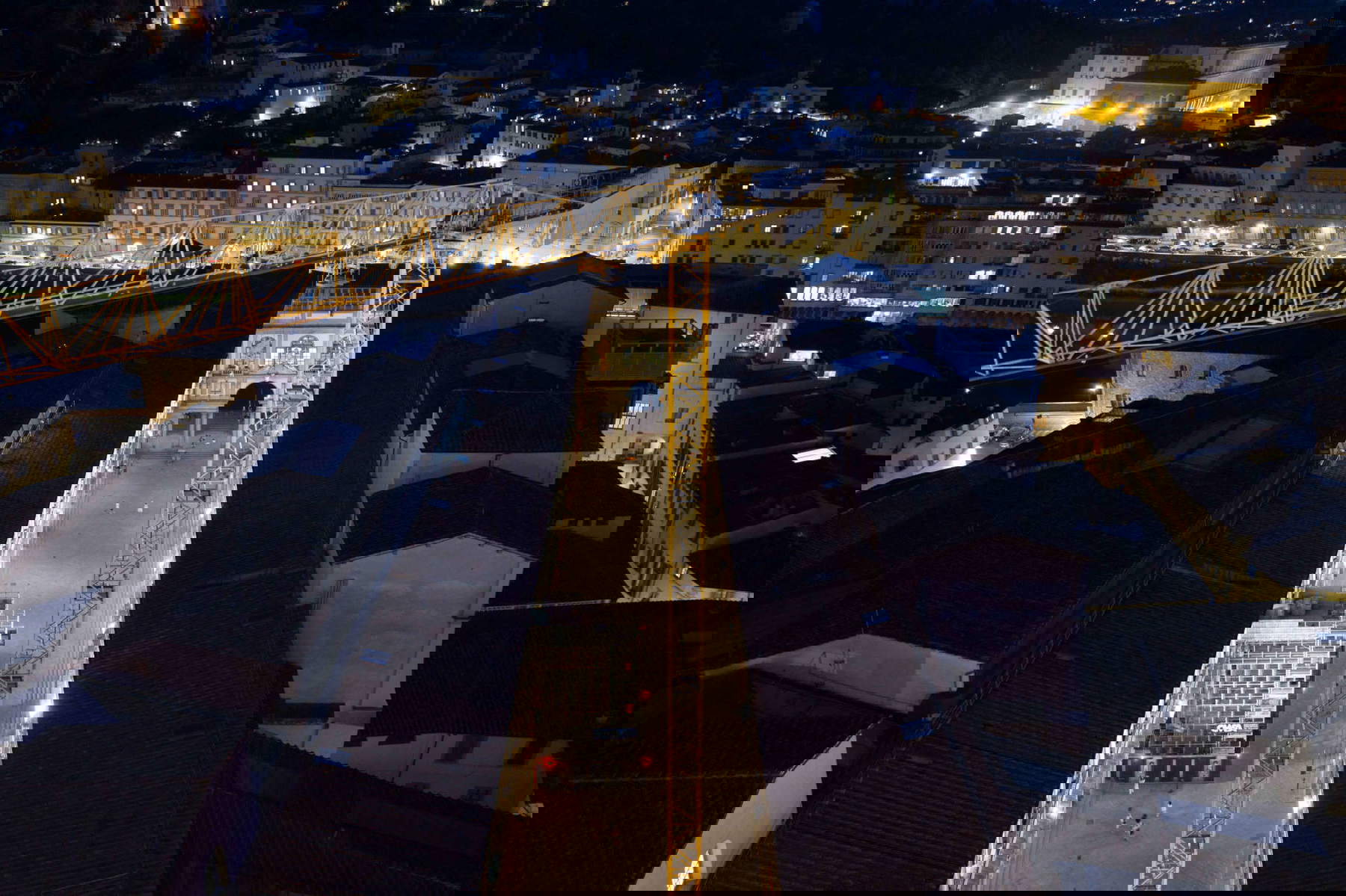 El desmantelamiento de la grúa de los Uffizi en las fotografías de Massimo Sestini