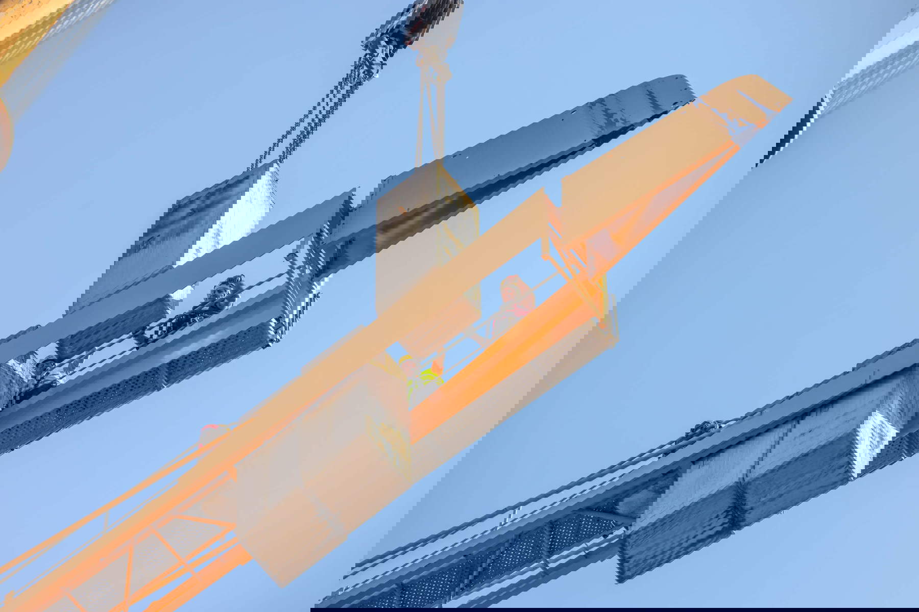 El desmantelamiento de la grúa de los Uffizi en las fotografías de Massimo Sestini