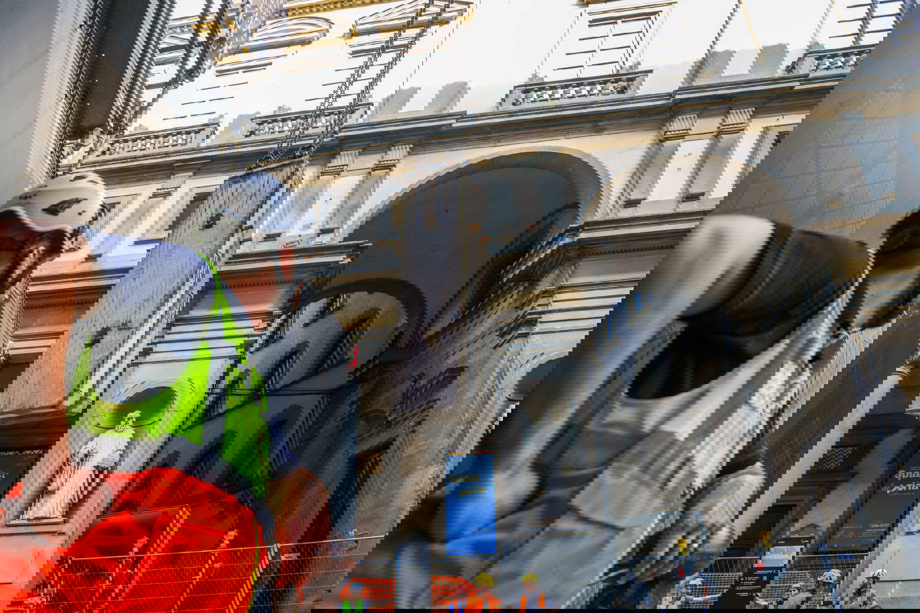 El desmantelamiento de la grúa de los Uffizi en las fotografías de Massimo Sestini