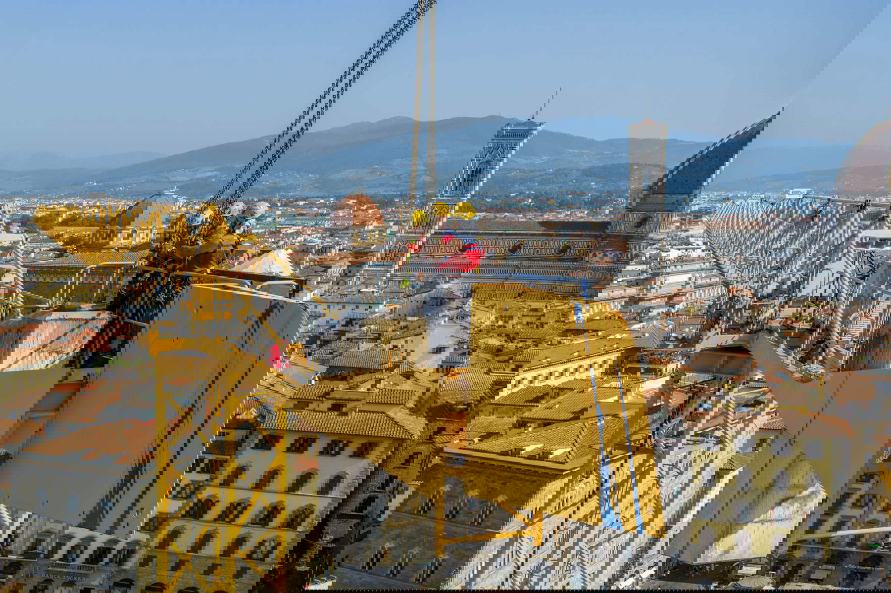 El desmantelamiento de la grúa de los Uffizi en las fotografías de Massimo Sestini