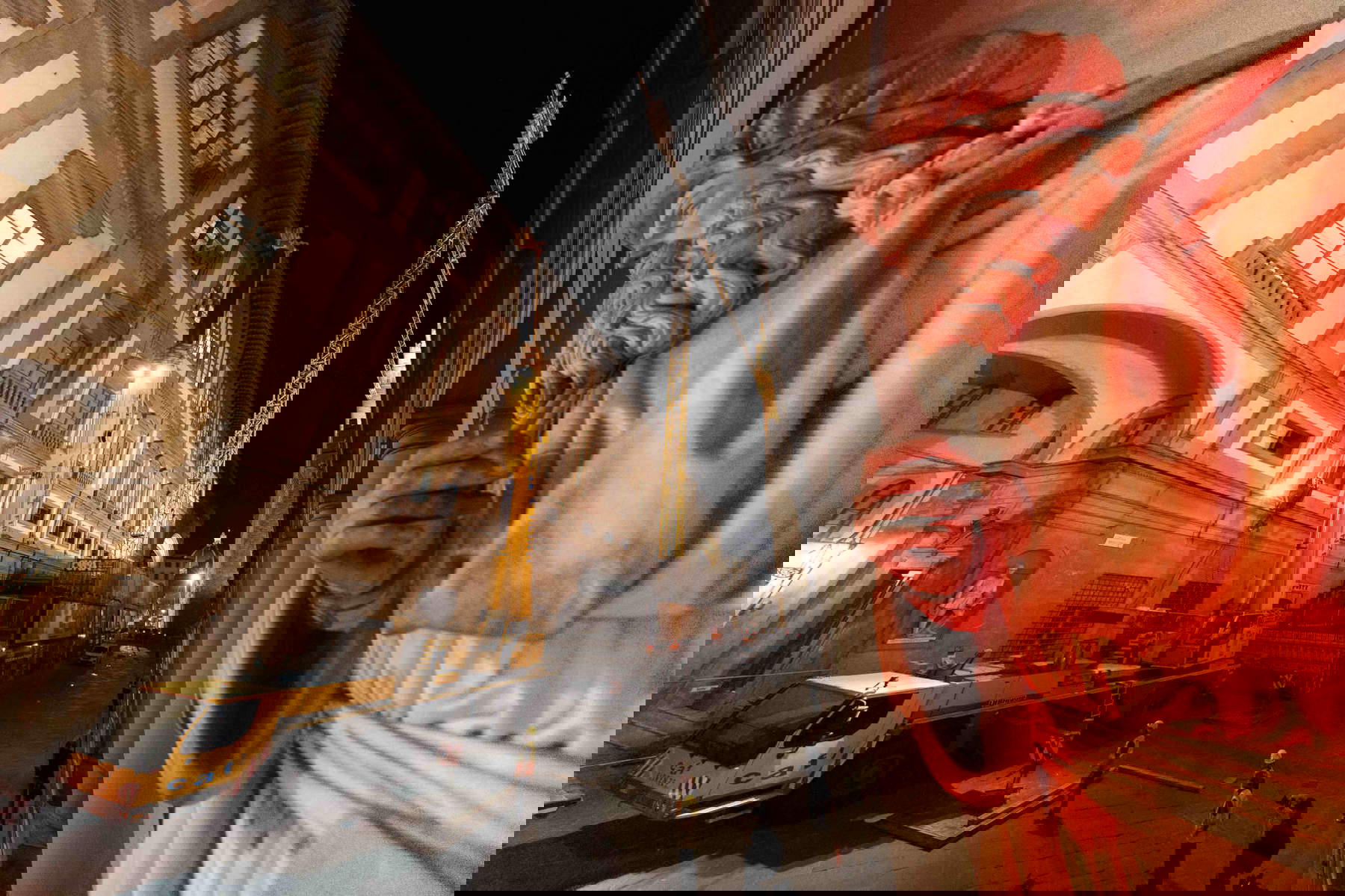 El desmantelamiento de la grúa de los Uffizi en las fotografías de Massimo Sestini