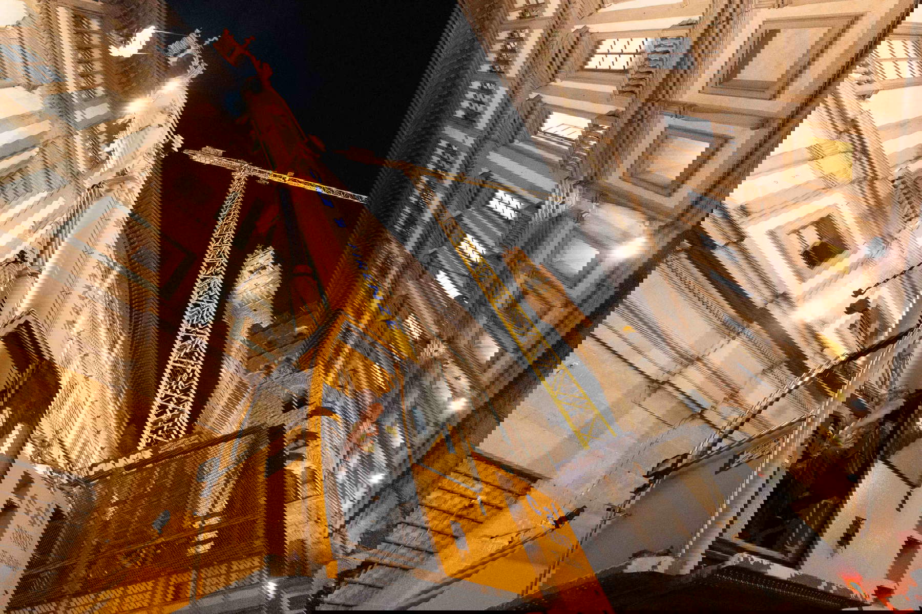 El desmantelamiento de la grúa de los Uffizi en las fotografías de Massimo Sestini