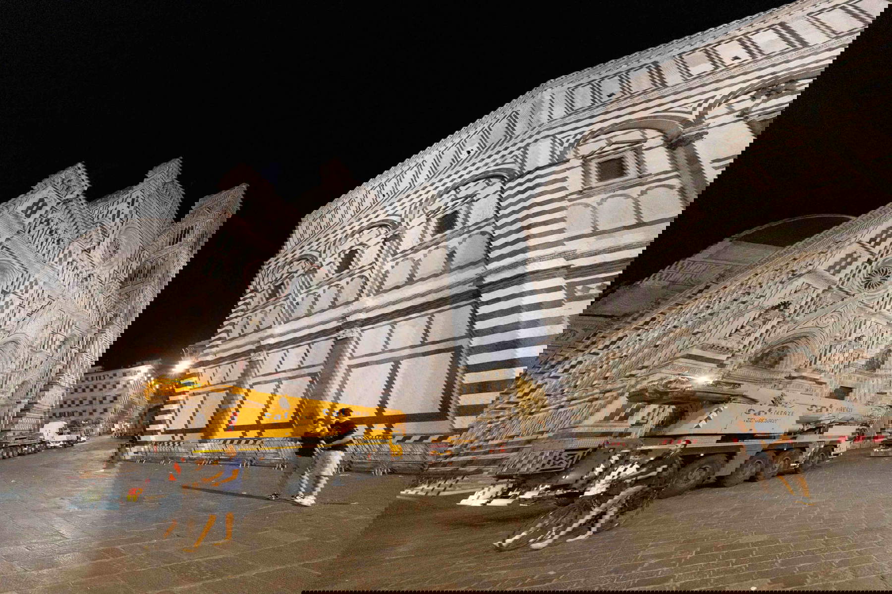 El desmantelamiento de la grúa de los Uffizi en las fotografías de Massimo Sestini