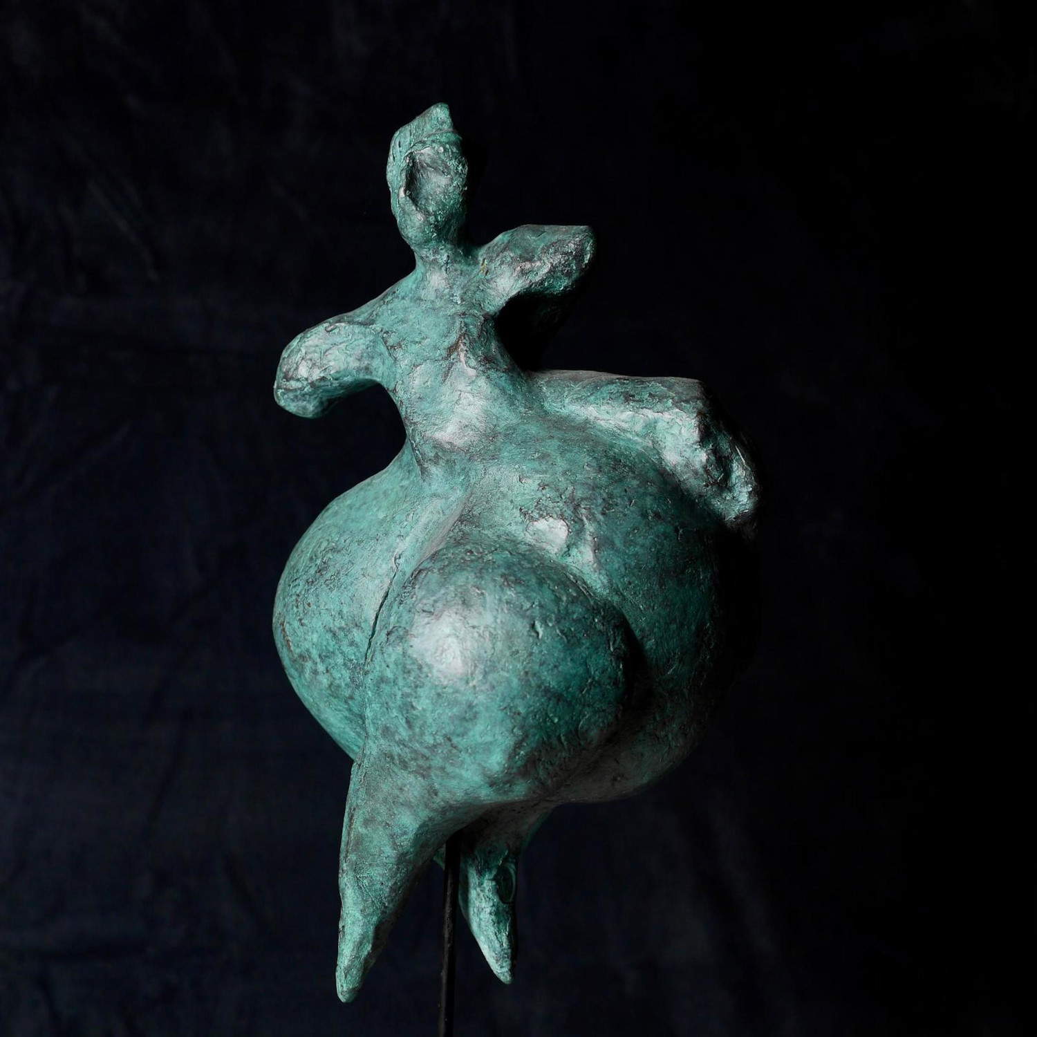 Matteo Lo Greco, L'assise sur le fil (2024 ; bronze, 85 cm)