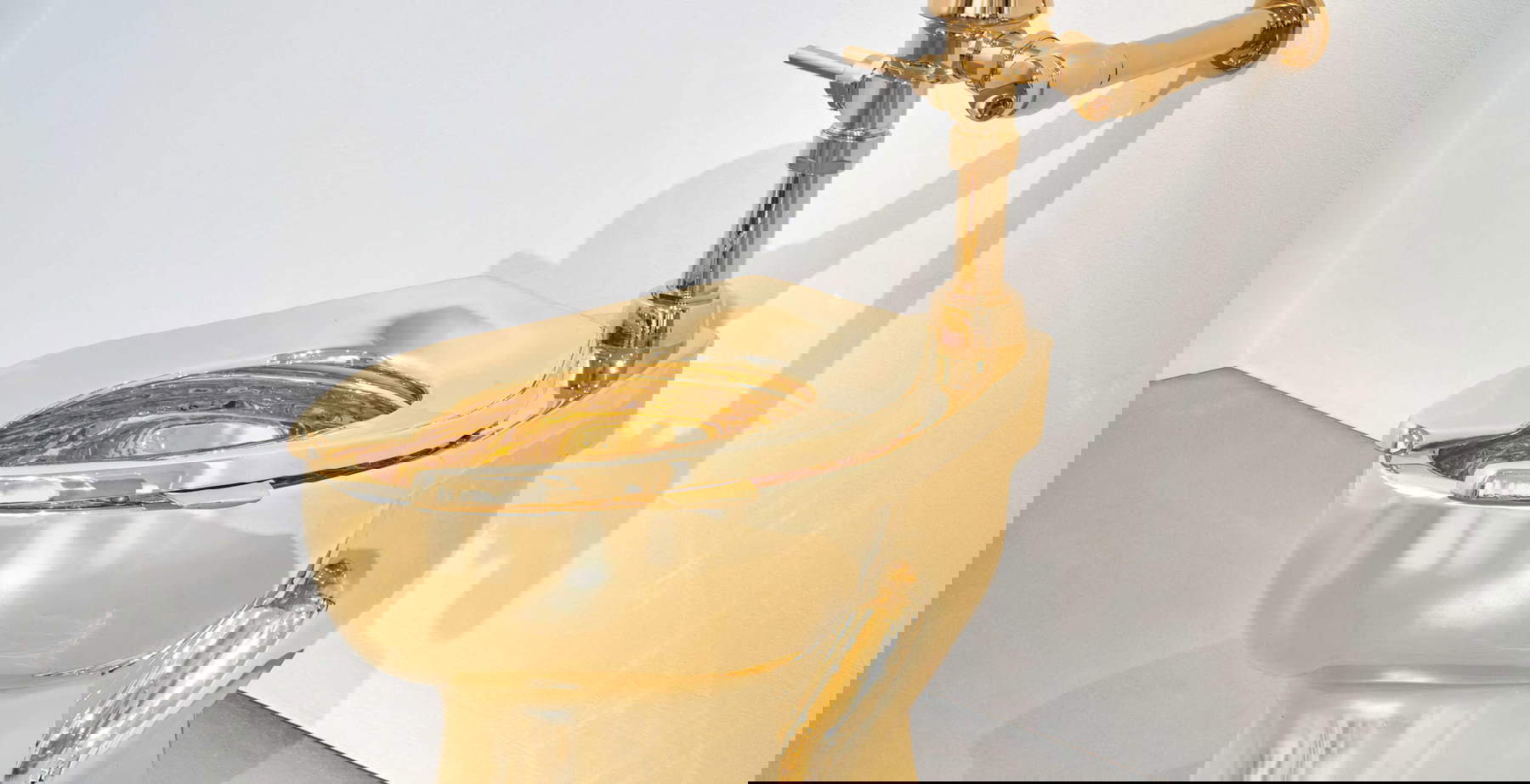 El famoso retrete dorado de Cattelan sale a subasta: América a la venta en Sotheby's
