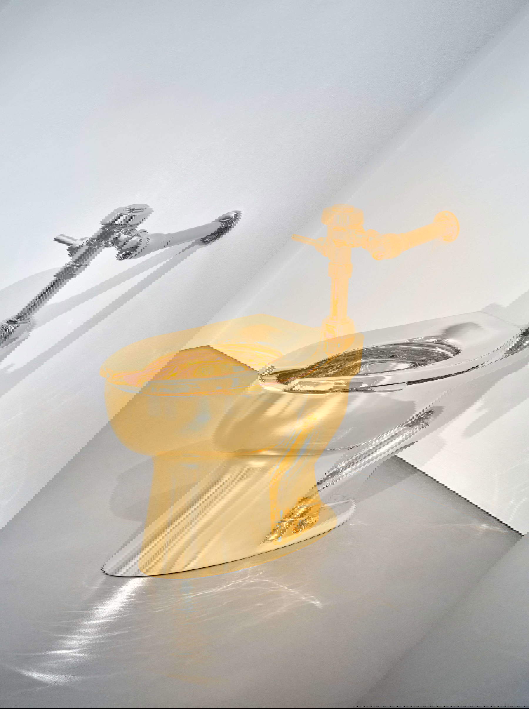 Maurizio Cattelan, América (2016; oro)